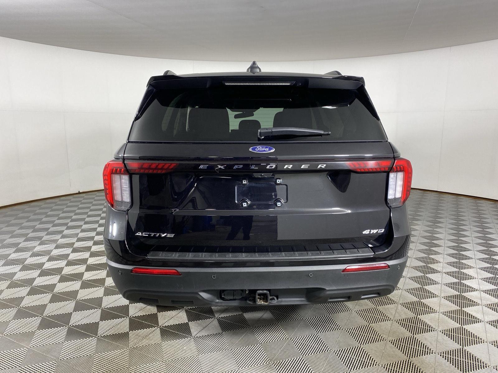 Used 2025 Agate Black Metallic Ford Active image 9