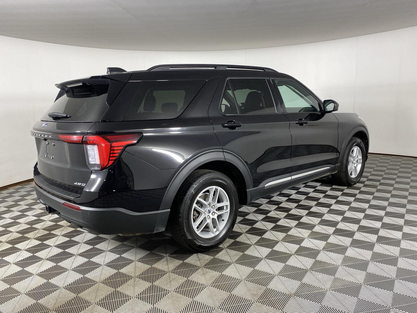 Used 2025 Agate Black Metallic Ford Active image 10