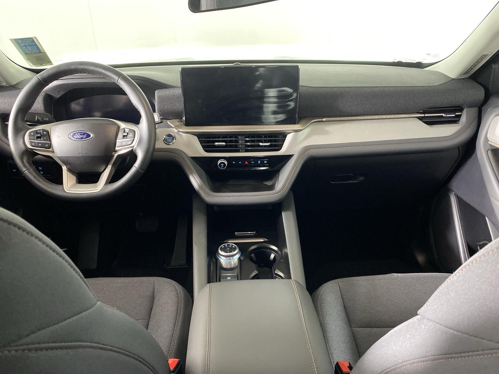 Used 2025 Agate Black Metallic Ford Active image 2