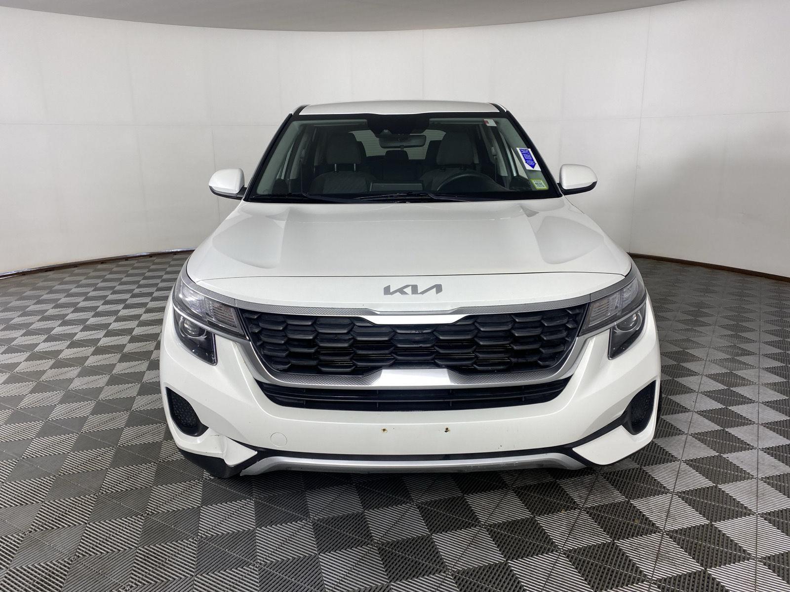 Used 2022 Snow White Pearl Kia LX image 17