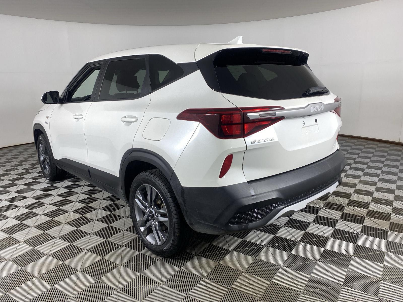 Used 2022 Snow White Pearl Kia LX image 20