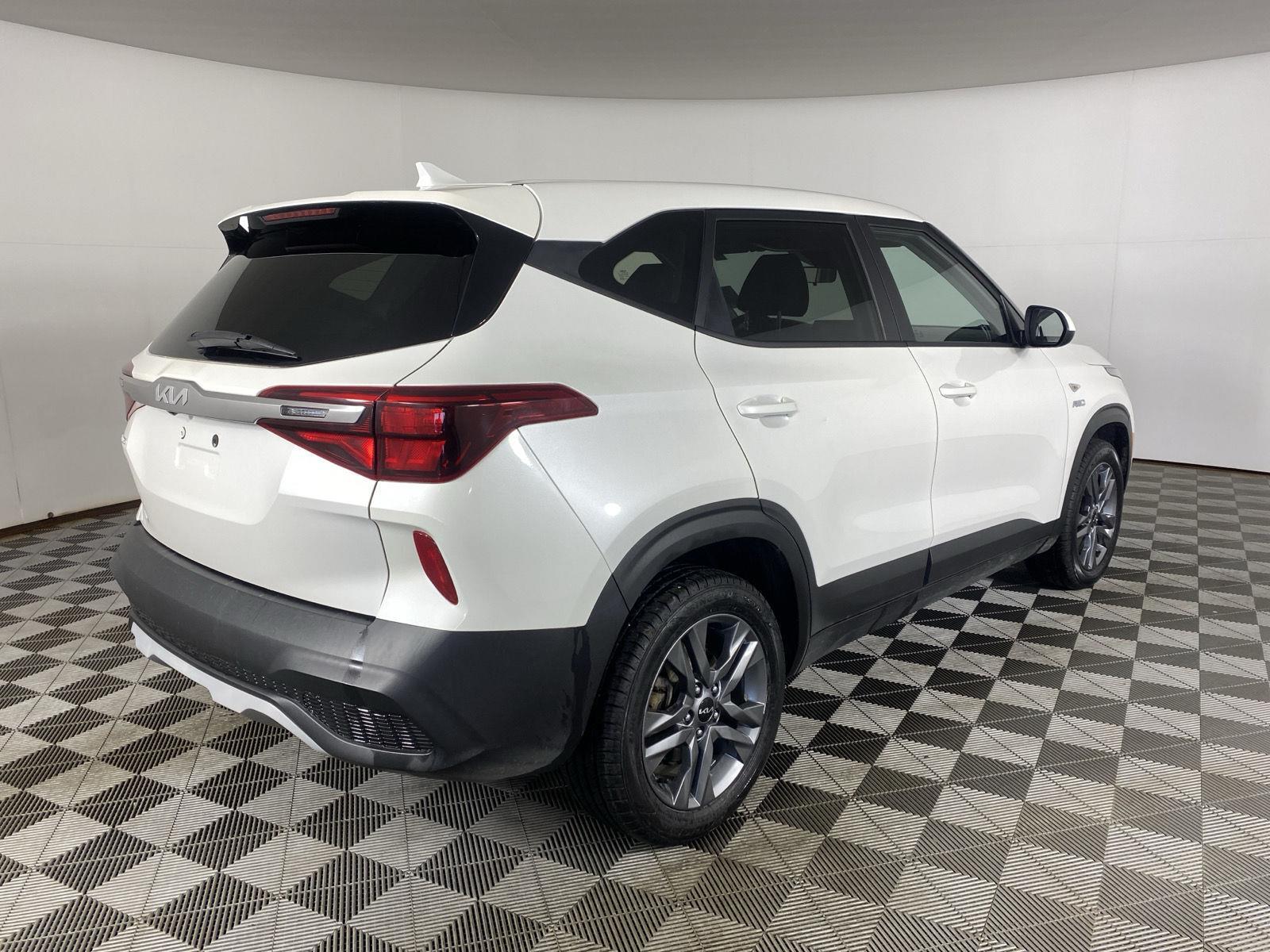 Used 2022 Snow White Pearl Kia LX image 22