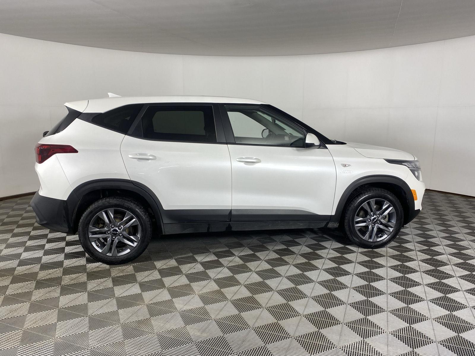 Used 2022 Snow White Pearl Kia LX image 23