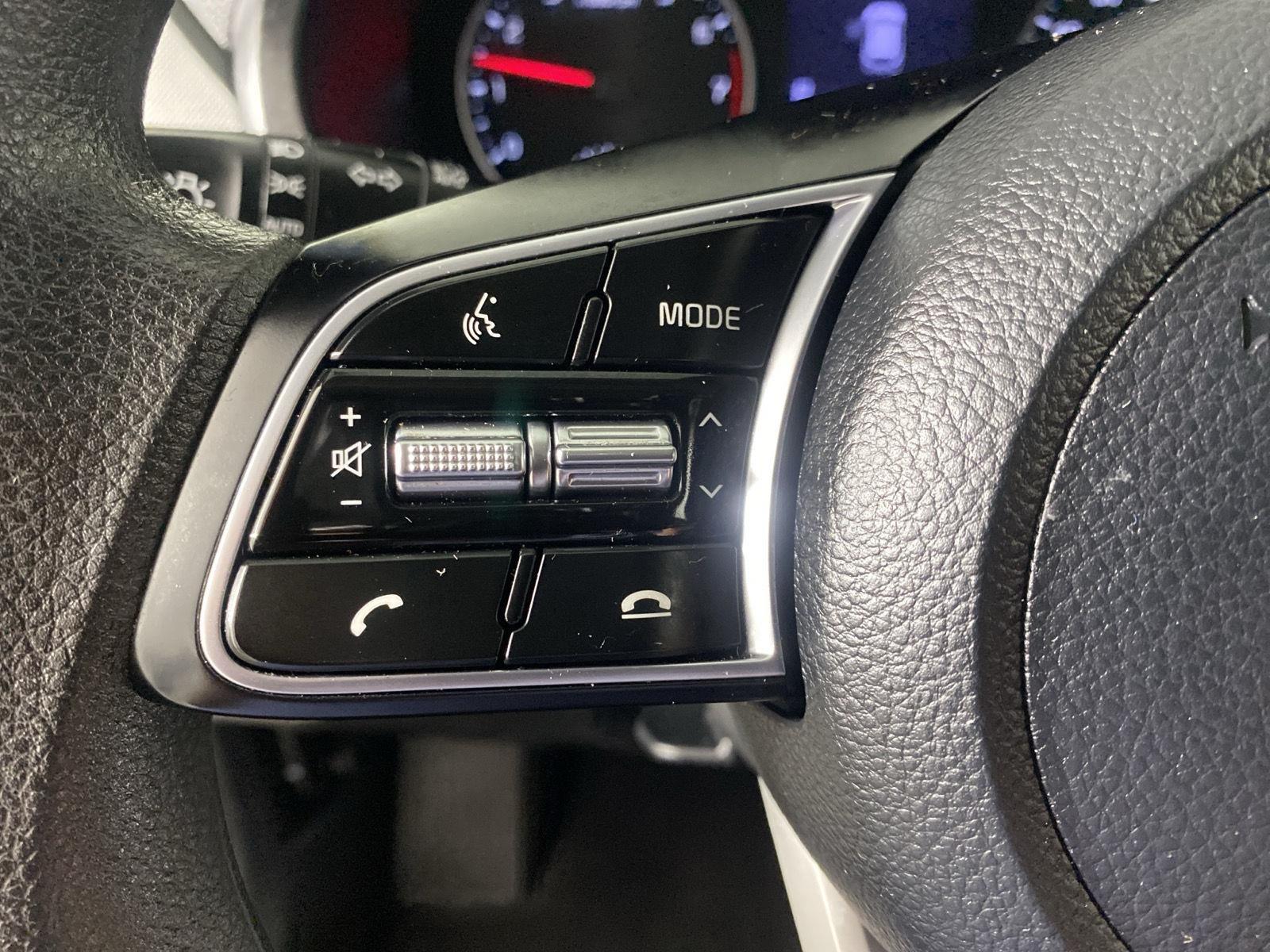 Used 2022 Snow White Pearl Kia LX image 29