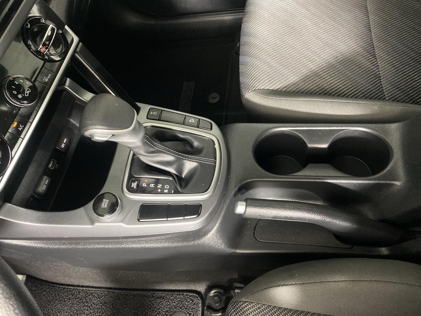 Used 2022 Snow White Pearl Kia LX image 34