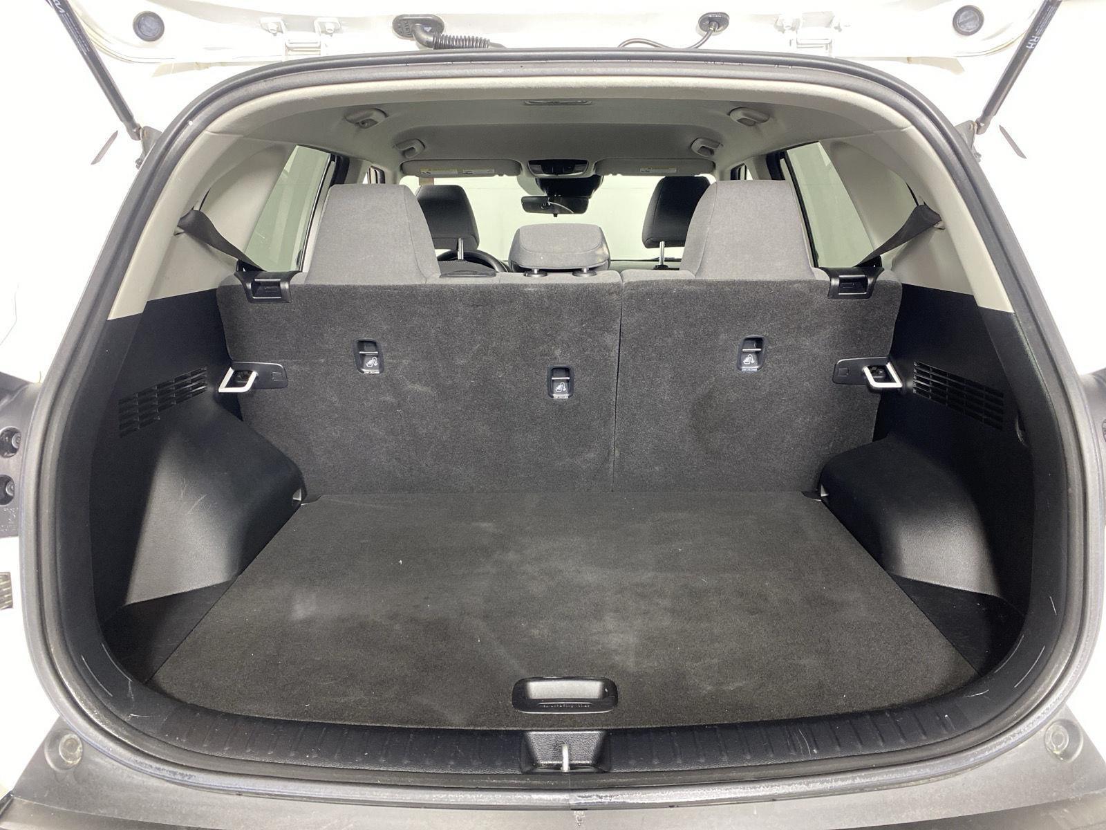 Used 2022 Snow White Pearl Kia LX image 37