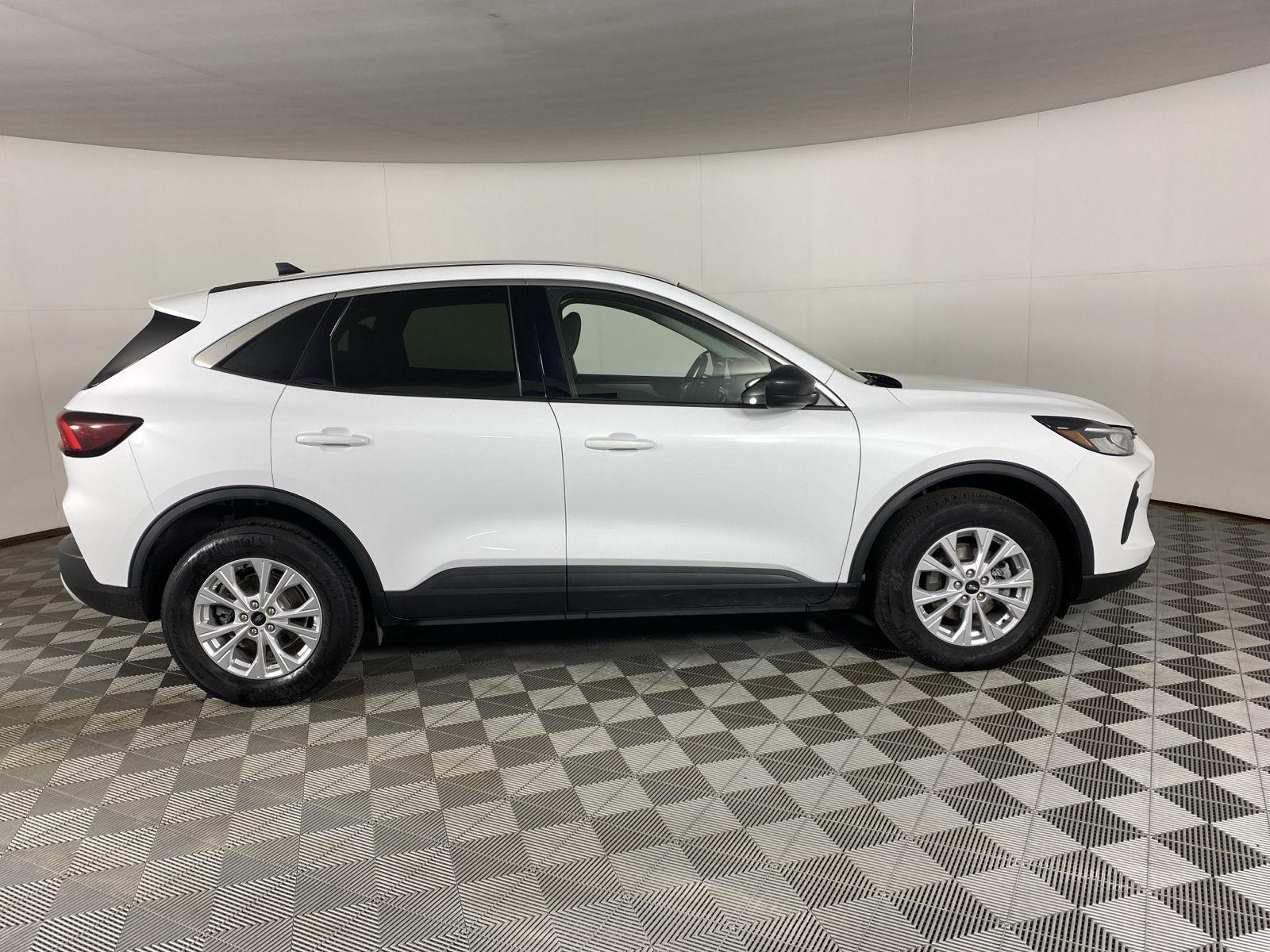 Used 2023 Oxford White Ford Active image 16