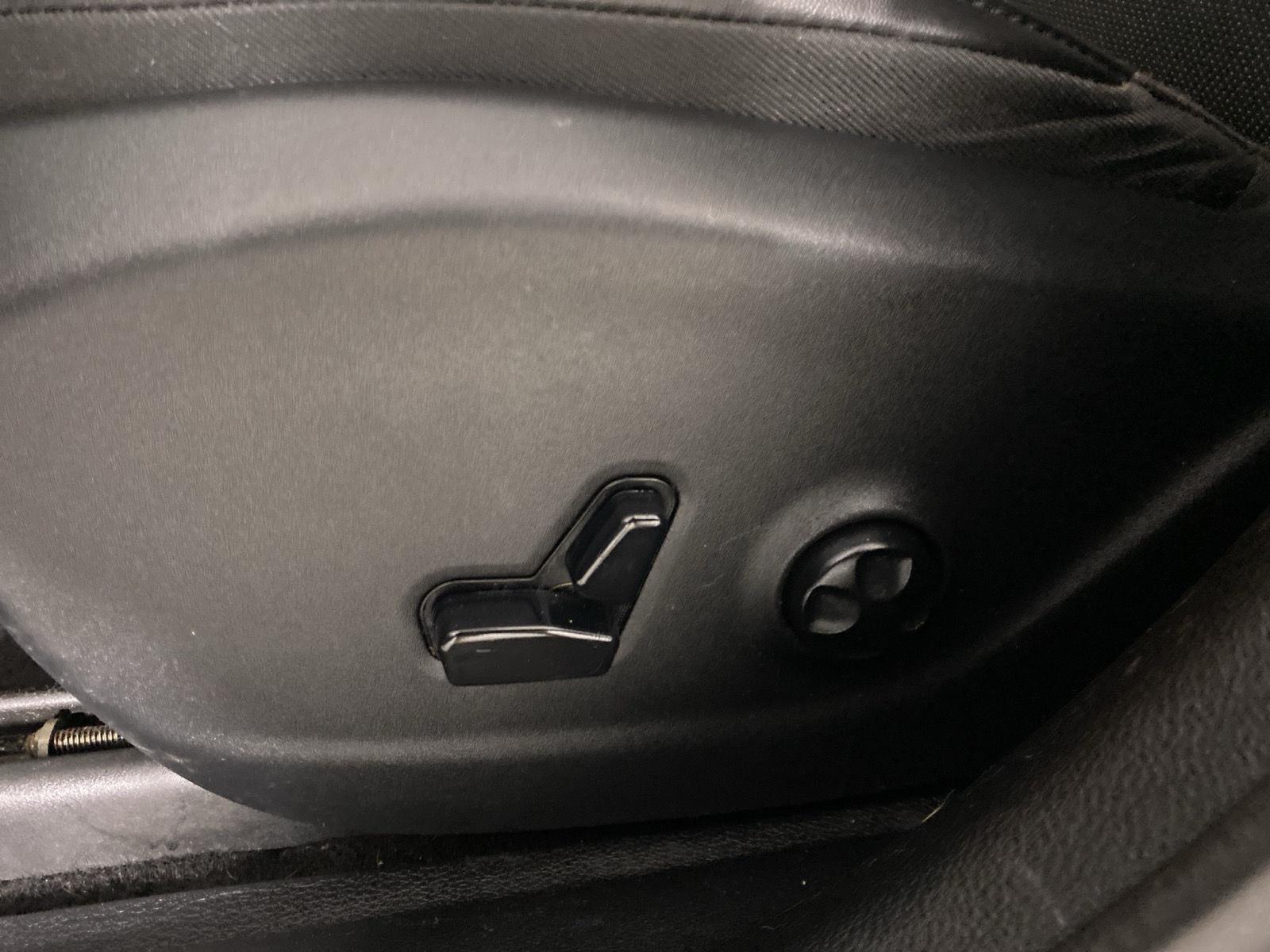 Used 2020 Diamond Black Crystal Pearlcoat Jeep Limited image 14