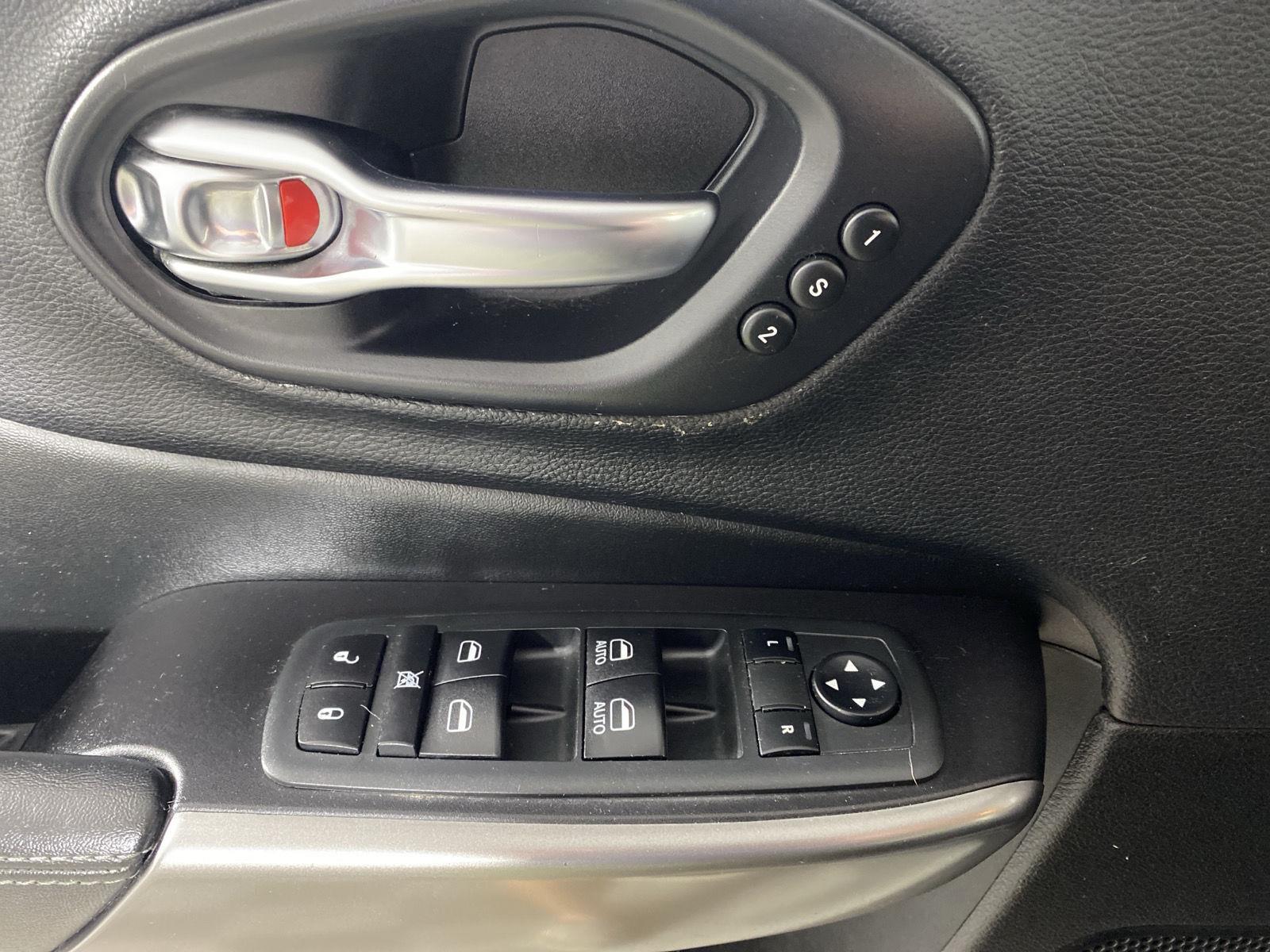 Used 2020 Diamond Black Crystal Pearlcoat Jeep Limited image 15