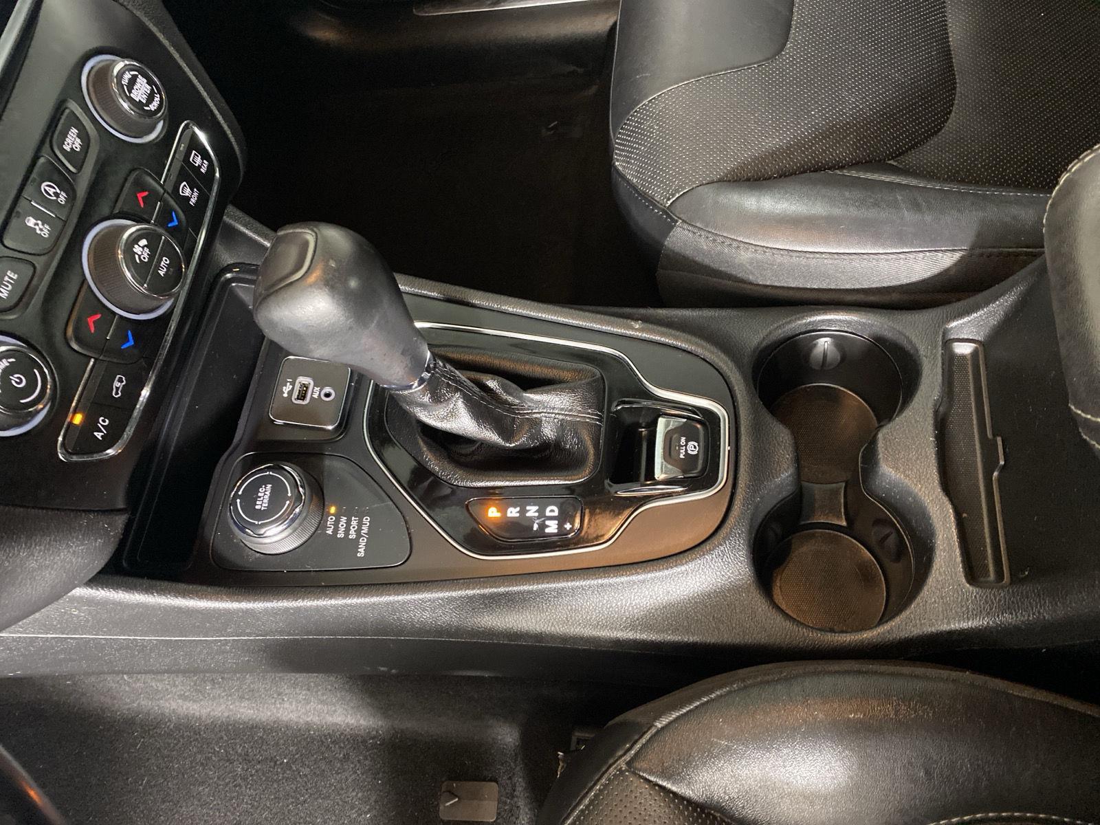 Used 2020 Diamond Black Crystal Pearlcoat Jeep Limited image 24
