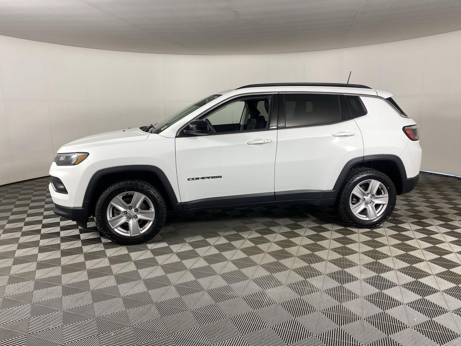 Used 2022 Bright White Clearcoat Jeep Latitude image 4