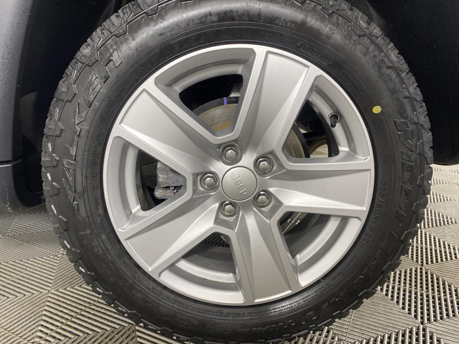 Used 2022 Bright White Clearcoat Jeep Latitude image 9