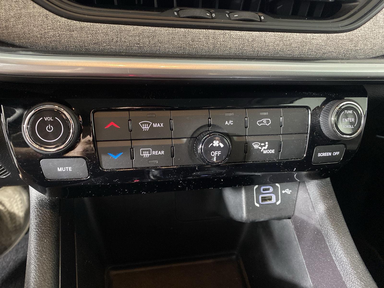 Used 2022 Bright White Clearcoat Jeep Latitude image 18