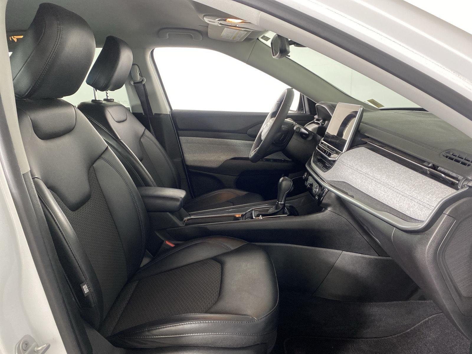 Used 2022 Bright White Clearcoat Jeep Latitude image 23