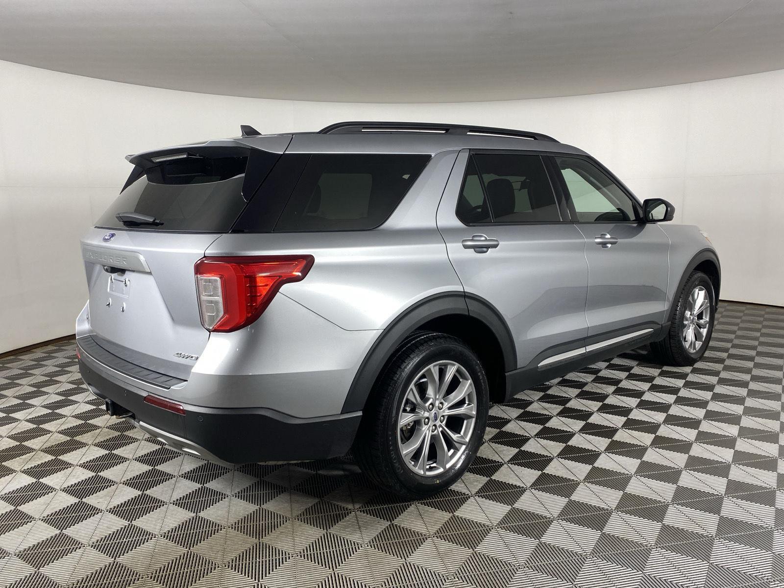 Used 2024 Iconic Silver Ford XLT image 17