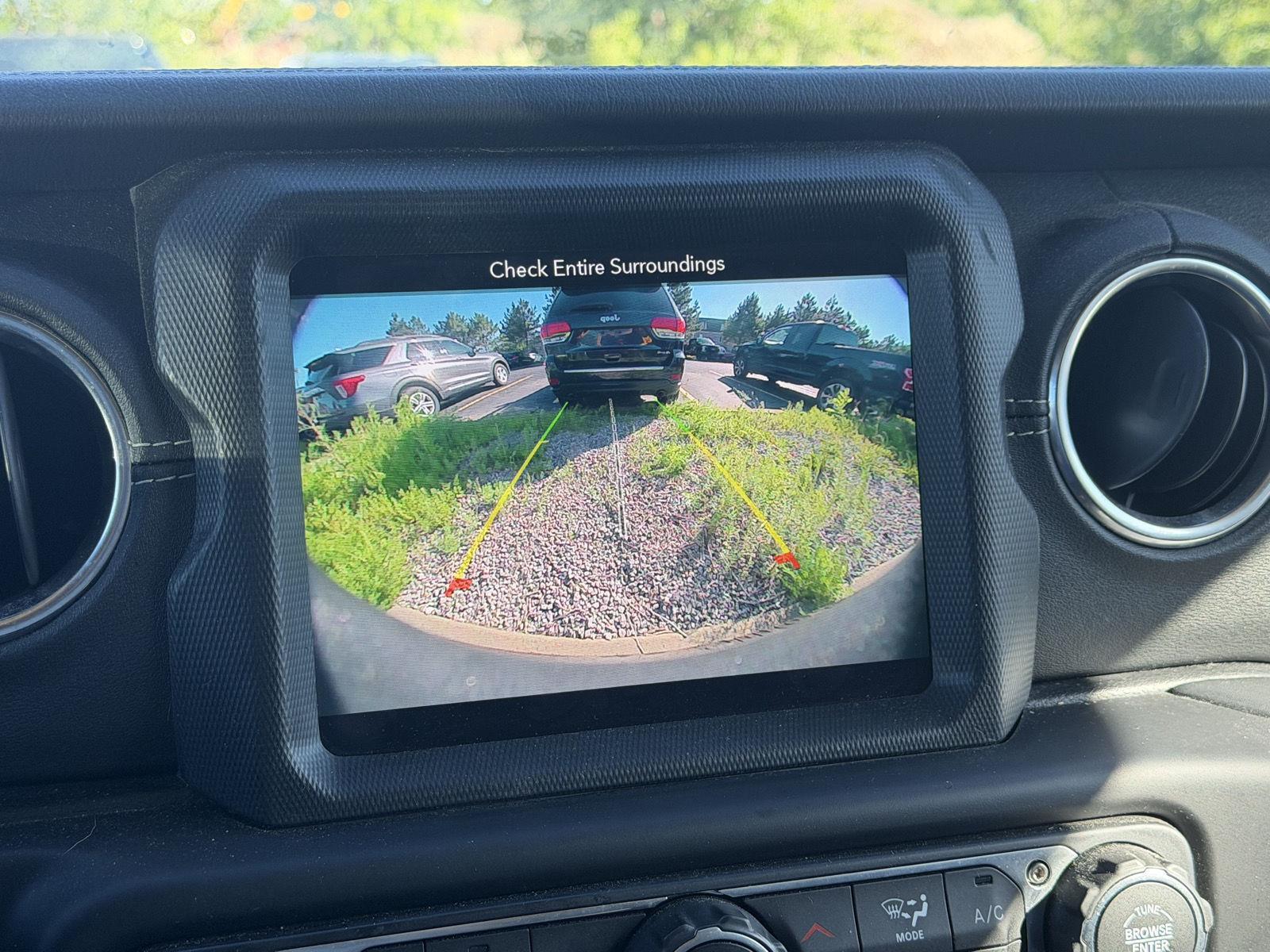 Used 2019 Hellayella Jeep Sahara image 7