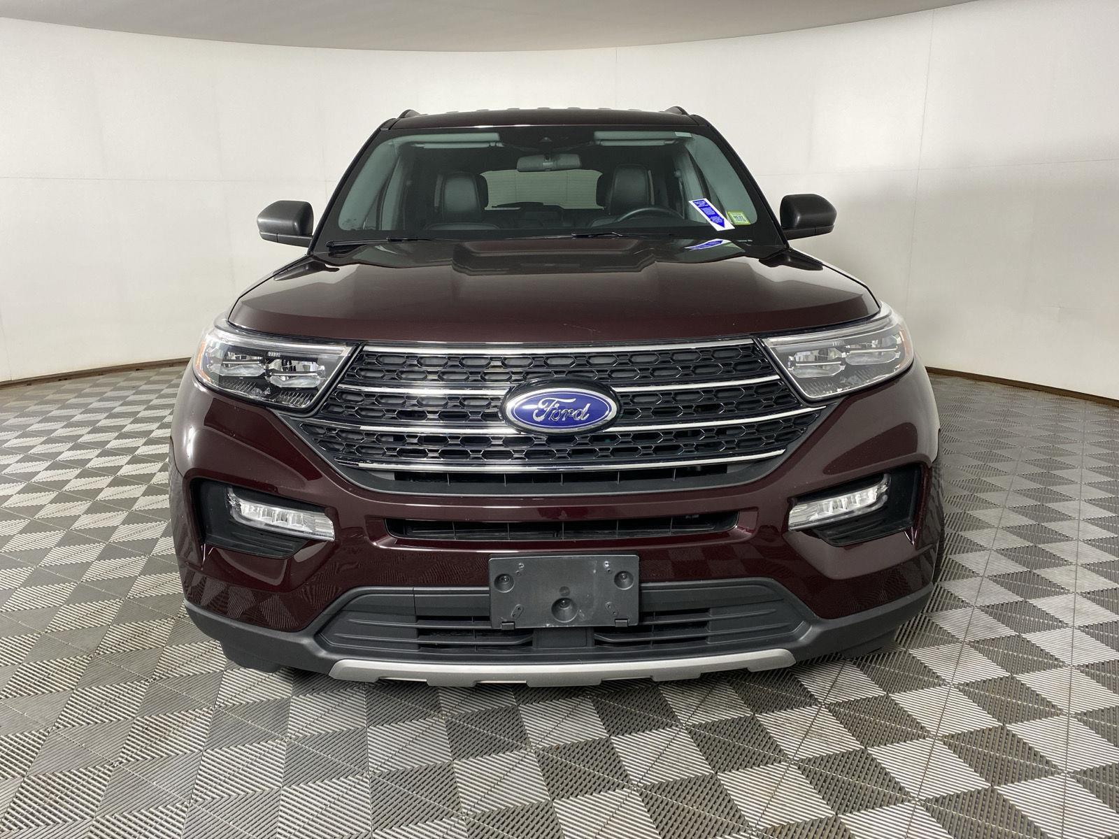 Used 2023 Jewel Red Metallic Tinted Clearcoat Ford XLT image 5