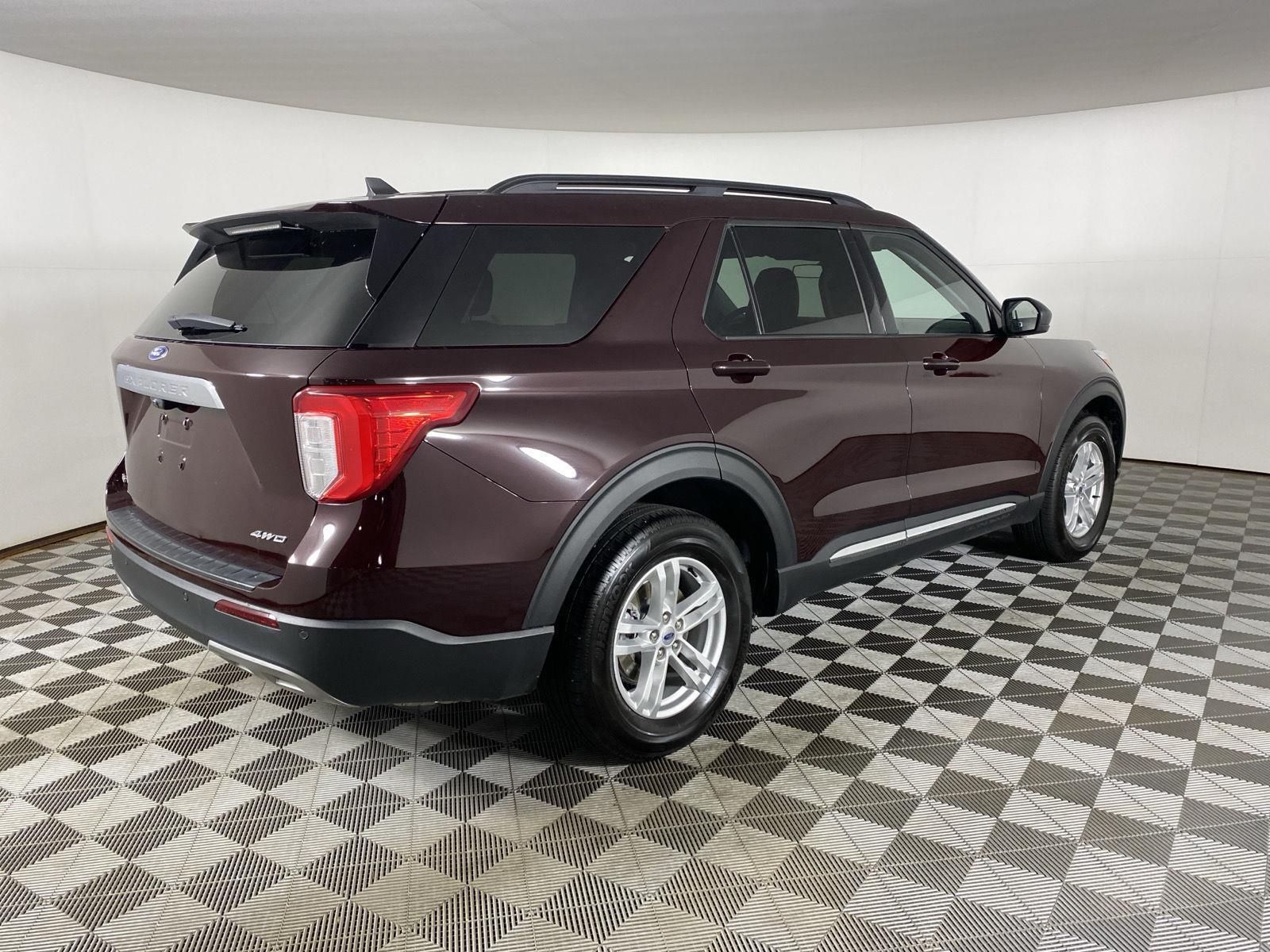 Used 2023 Jewel Red Metallic Tinted Clearcoat Ford XLT image 10