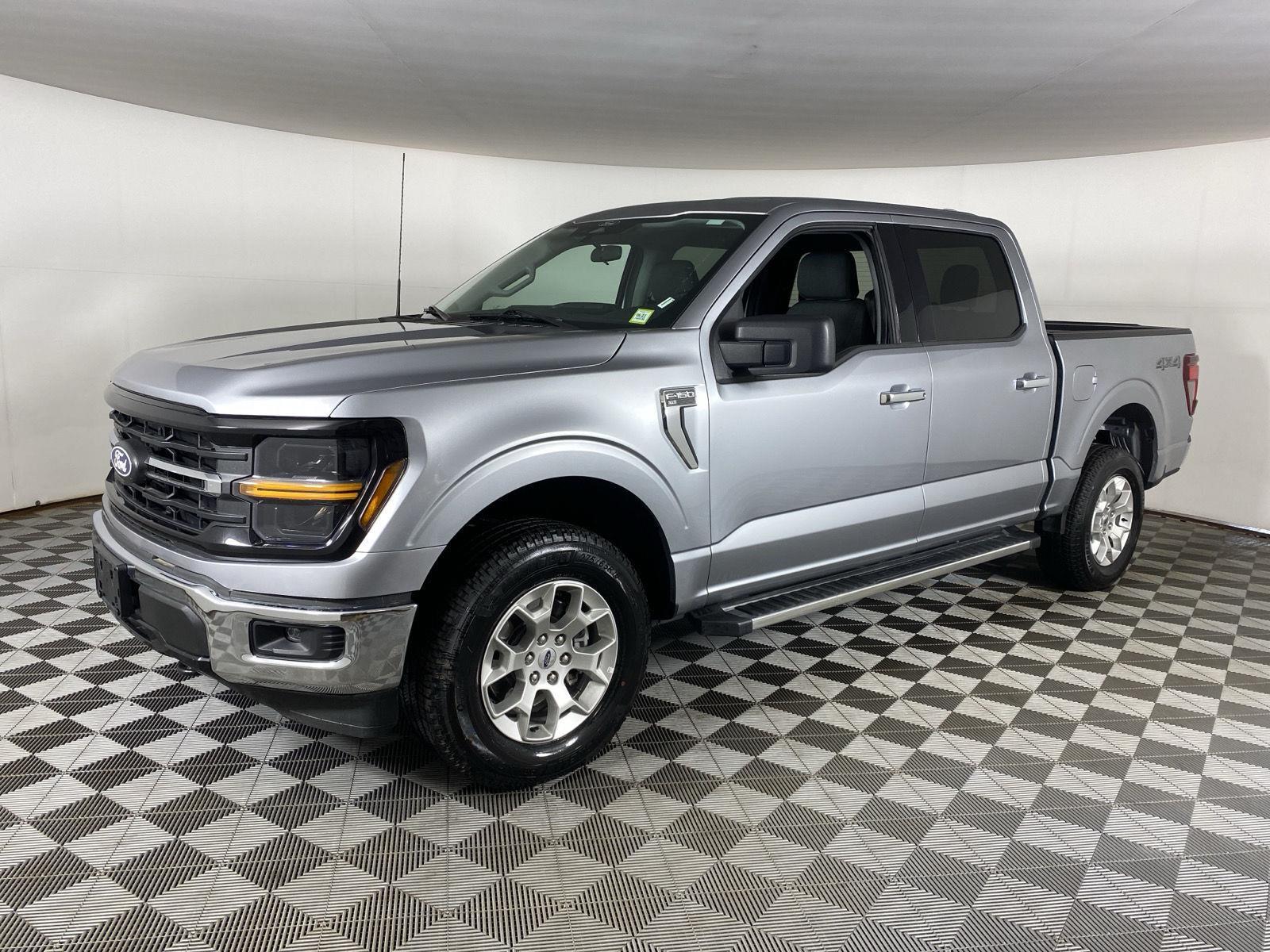 Used 2025 Iconic Silver Ford XLT image 3
