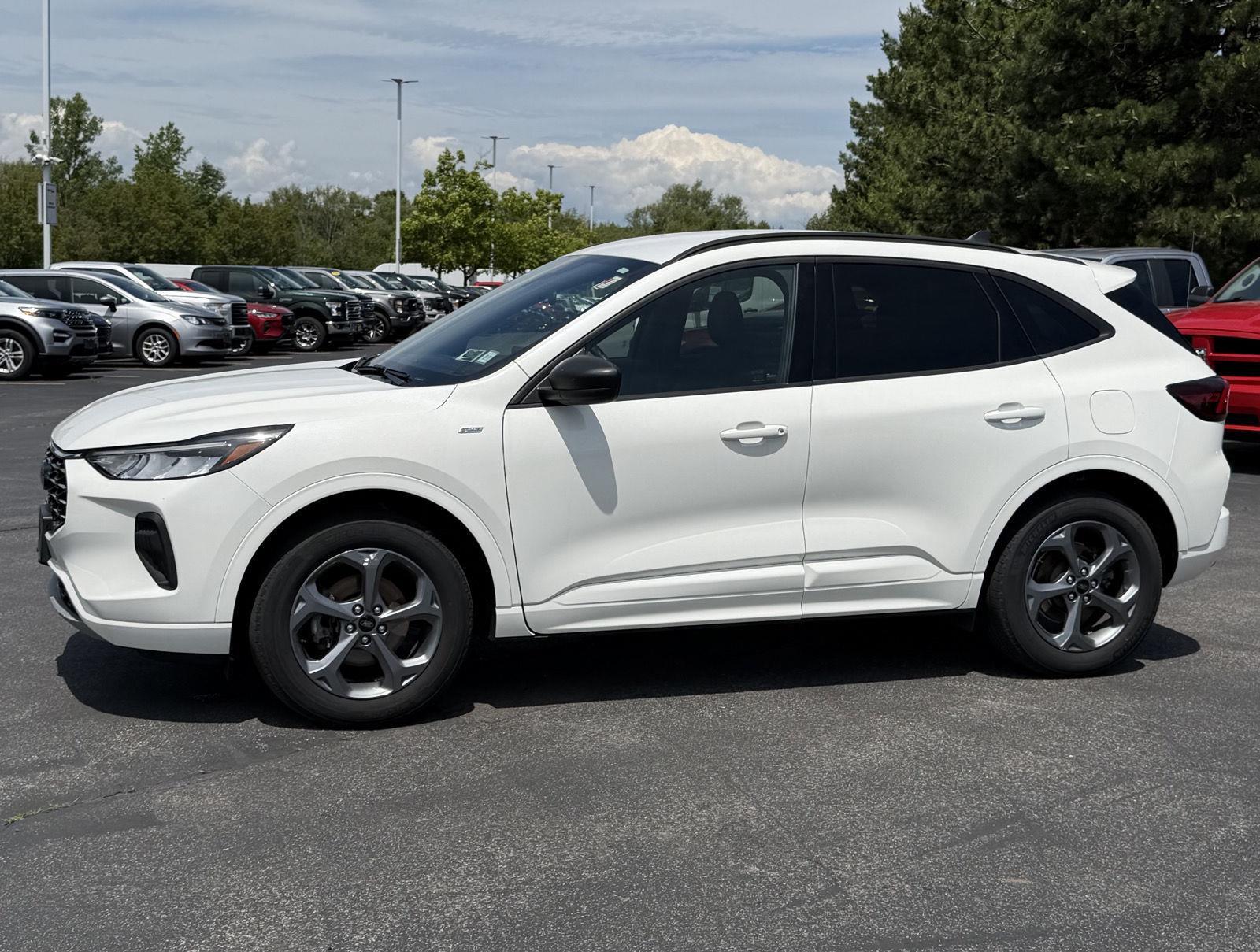 Used 2023 Star White Metallic Tri-Coat Ford ST-Line image 6