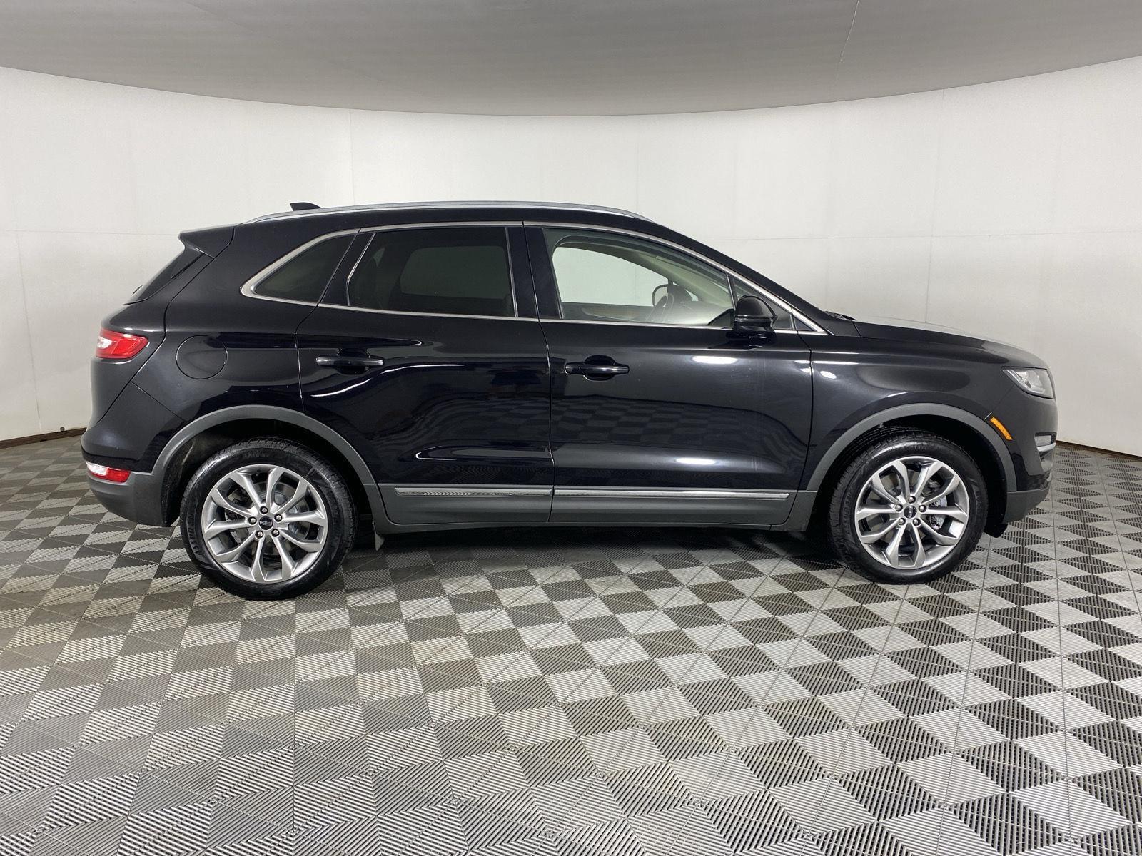 Used 2019 Infinite Black Metallic Lincoln Select image 8