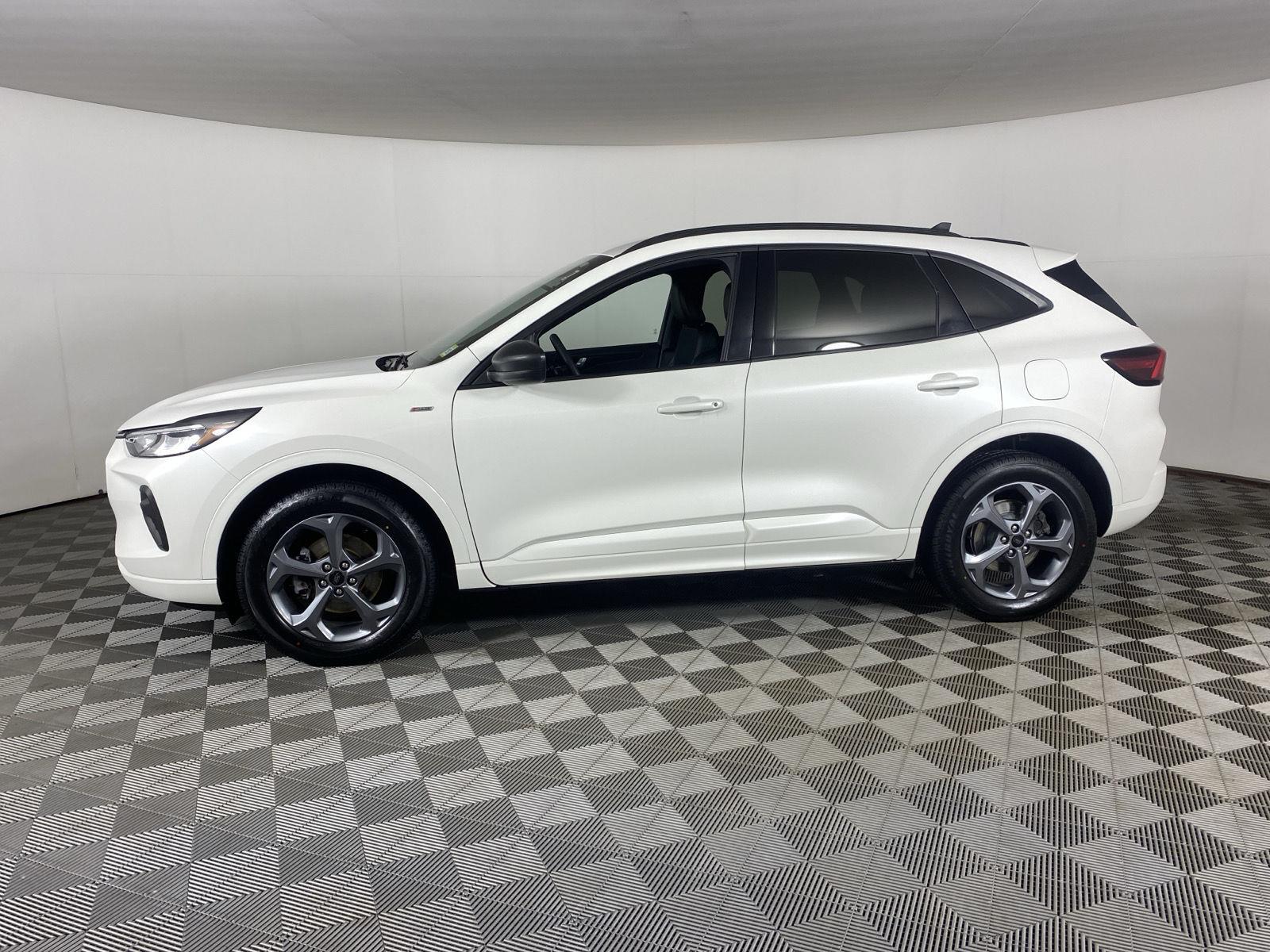 Used 2023 Star White Metallic Tri-Coat Ford ST-Line image 13