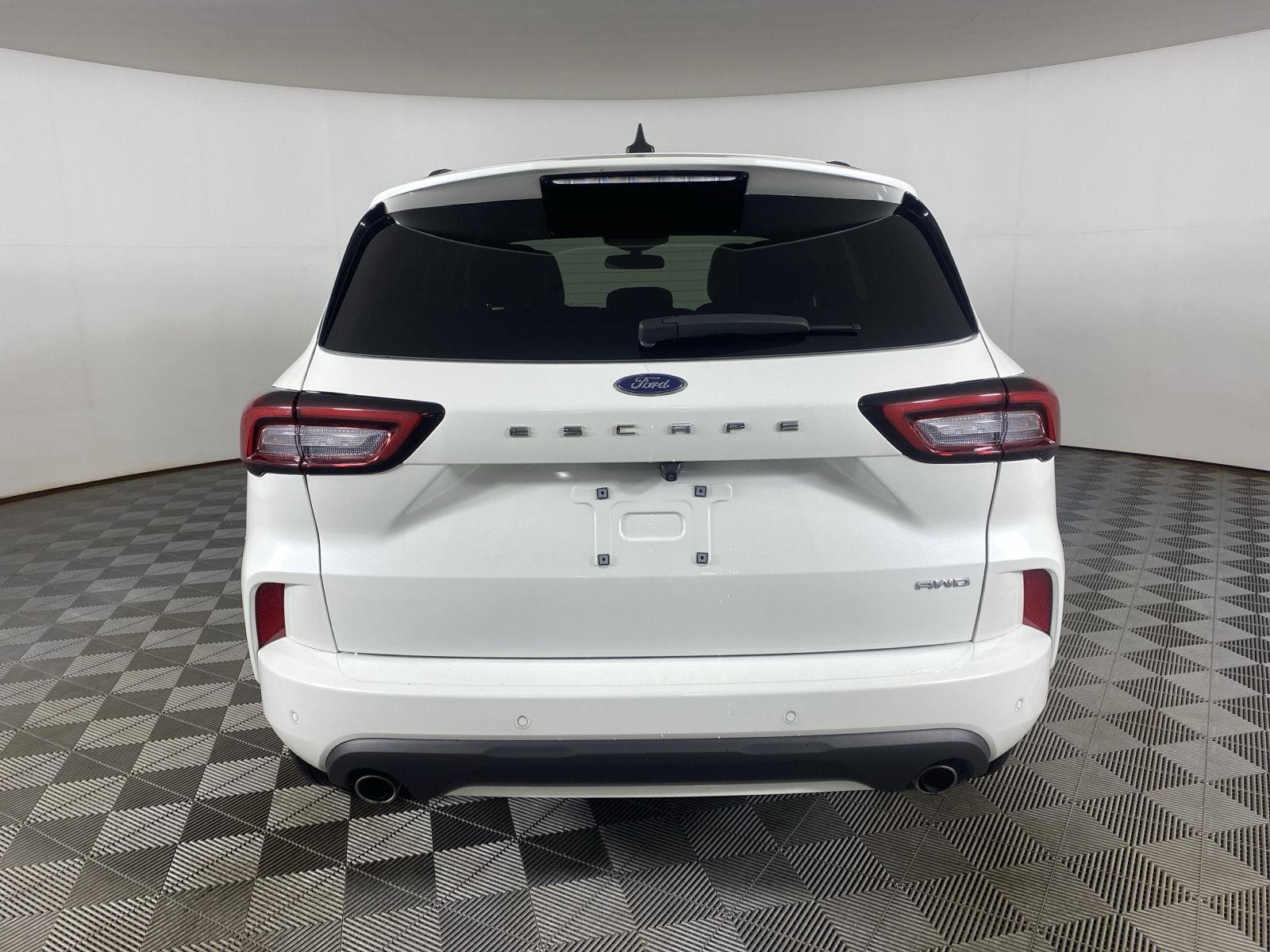 Used 2023 Star White Metallic Tri-Coat Ford ST-Line image 15