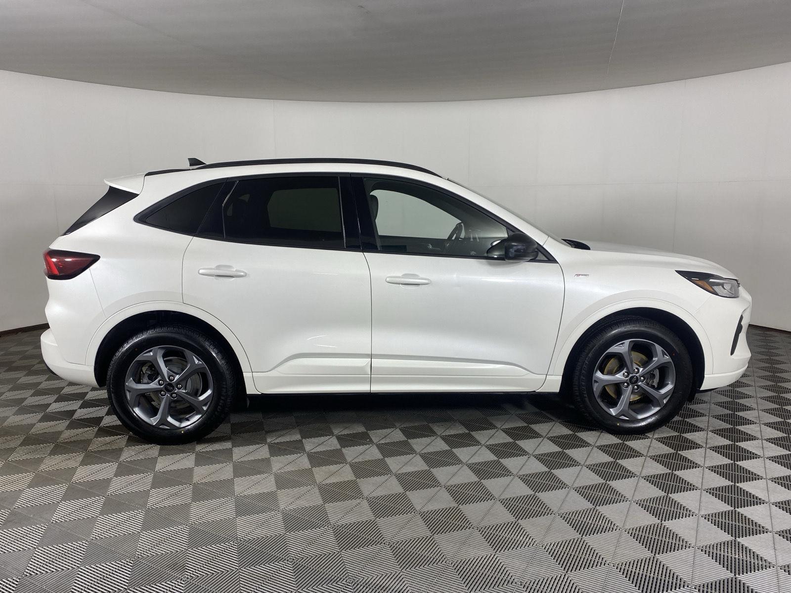 Used 2023 Star White Metallic Tri-Coat Ford ST-Line image 17