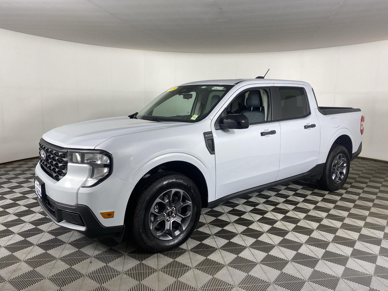 New 2025 Space White Ford XLT image 3