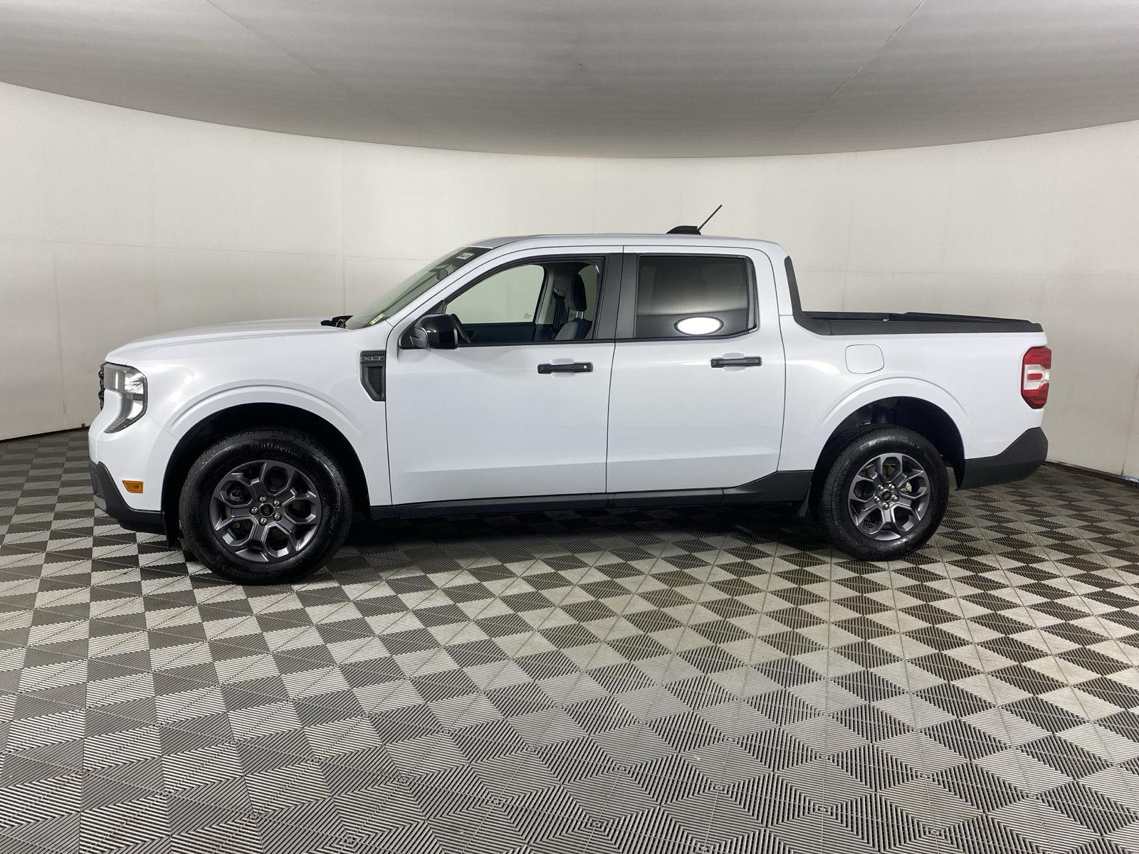 New 2025 Space White Ford XLT image 4