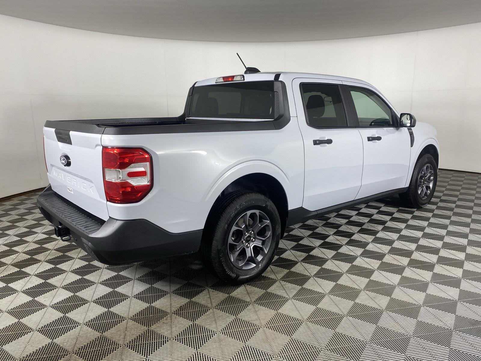 New 2025 Space White Ford XLT image 7