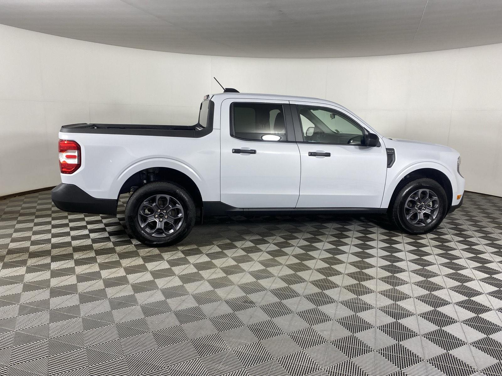 New 2025 Space White Ford XLT image 8