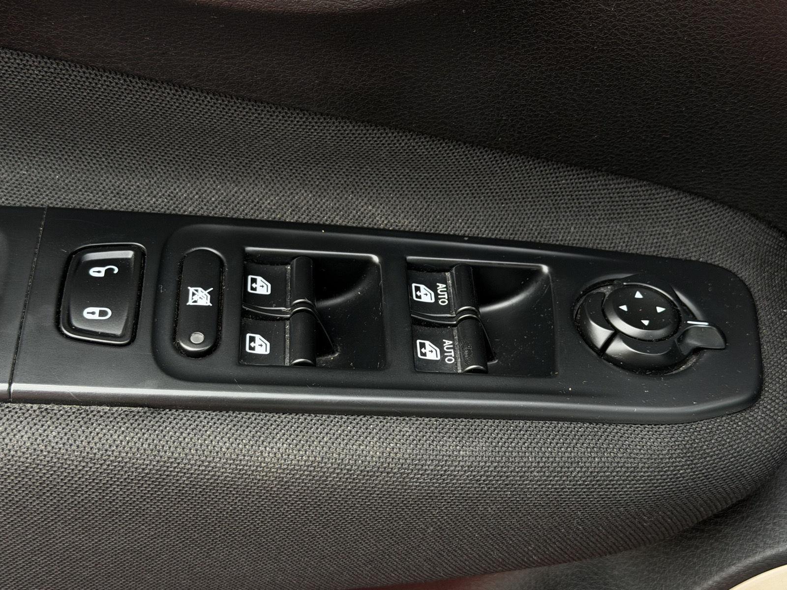 Used 2015 Colorado Red Jeep Latitude image 8