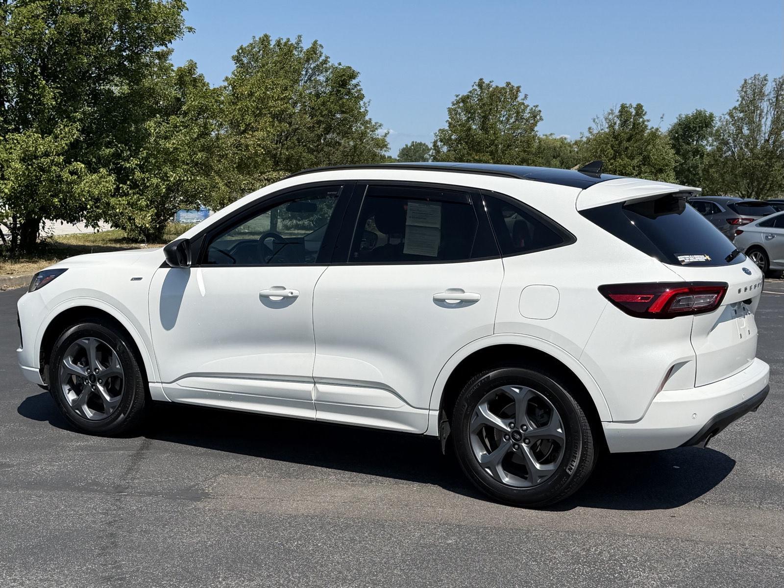 Used 2023 Star White Metallic Tri-Coat Ford ST-Line image 5