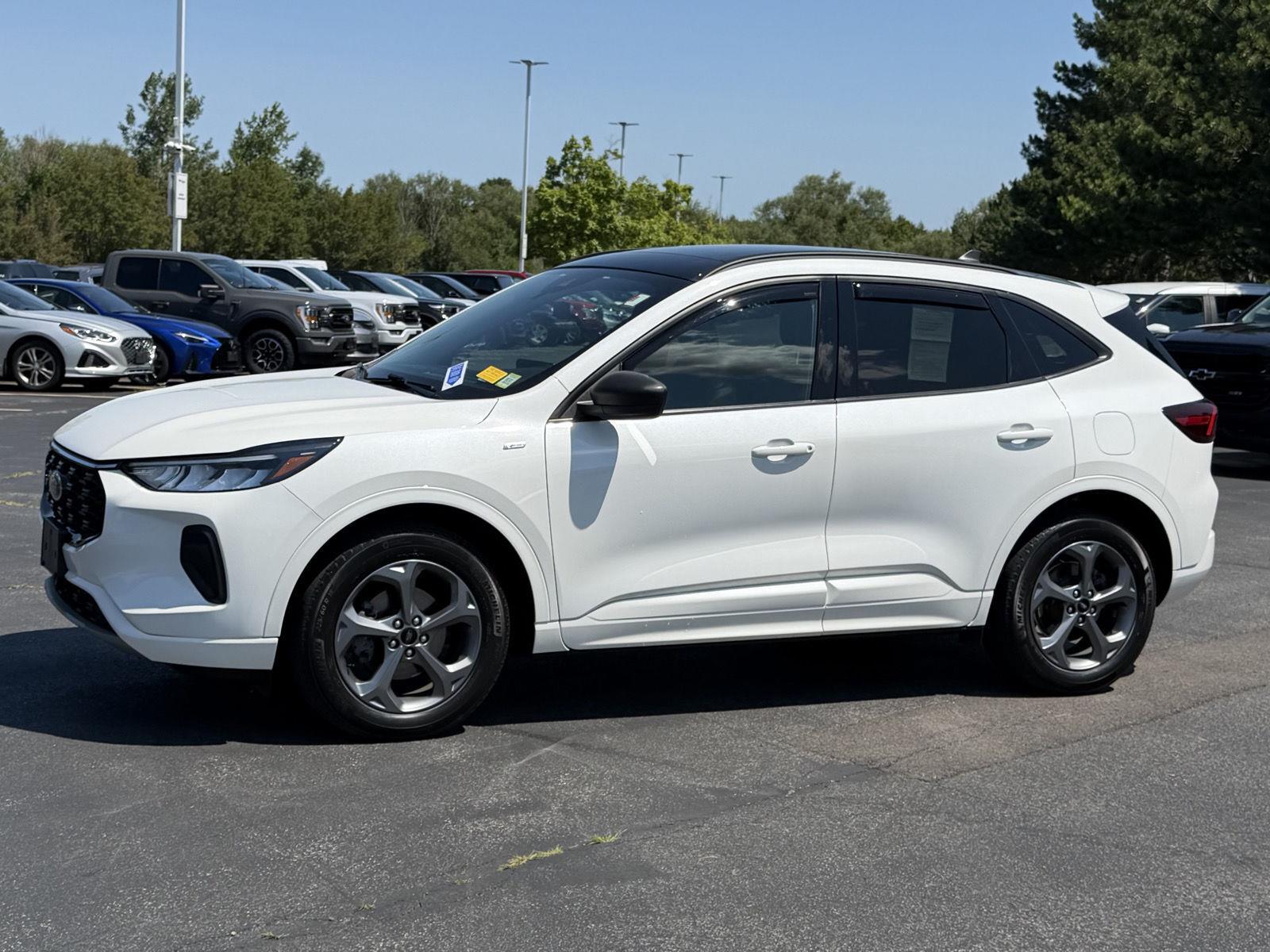 Used 2023 Star White Metallic Tri-Coat Ford ST-Line image 6