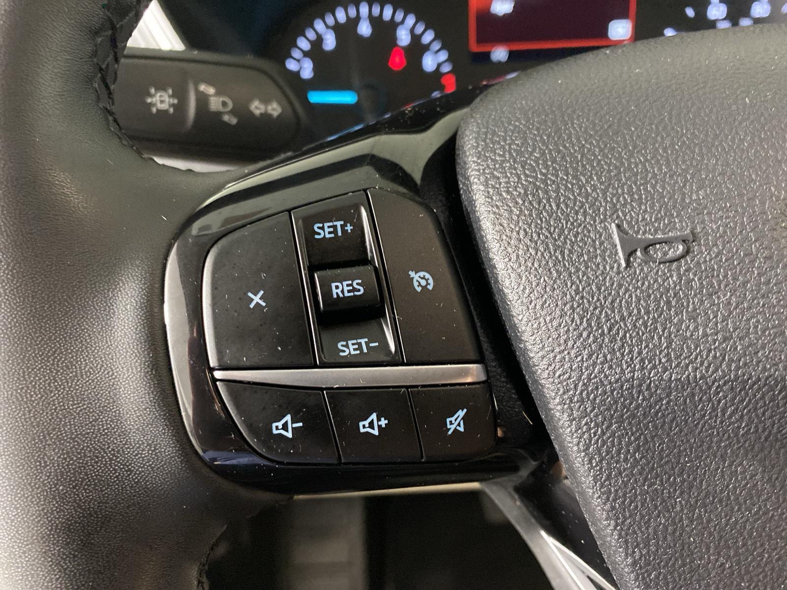 Used 2022 Iconic Silver Ford SE image 17