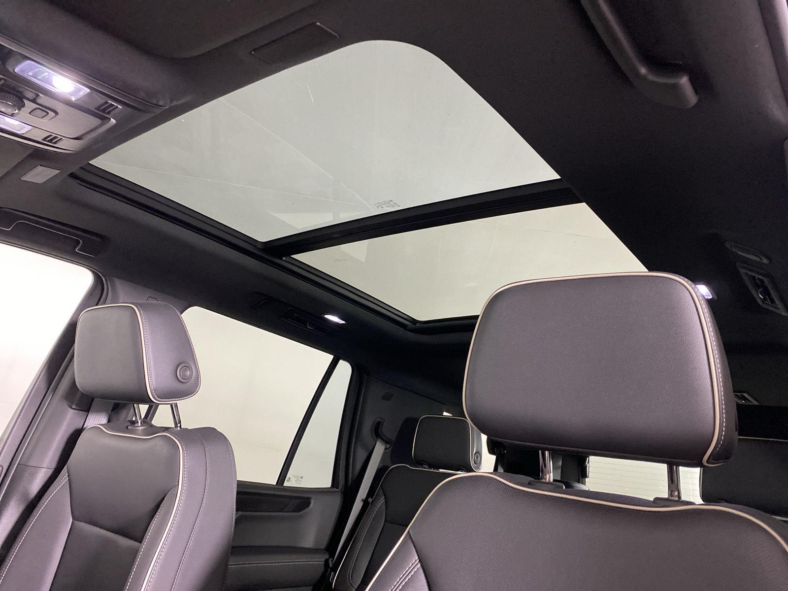 Used 2025 Summit White GMC Elevation image 27