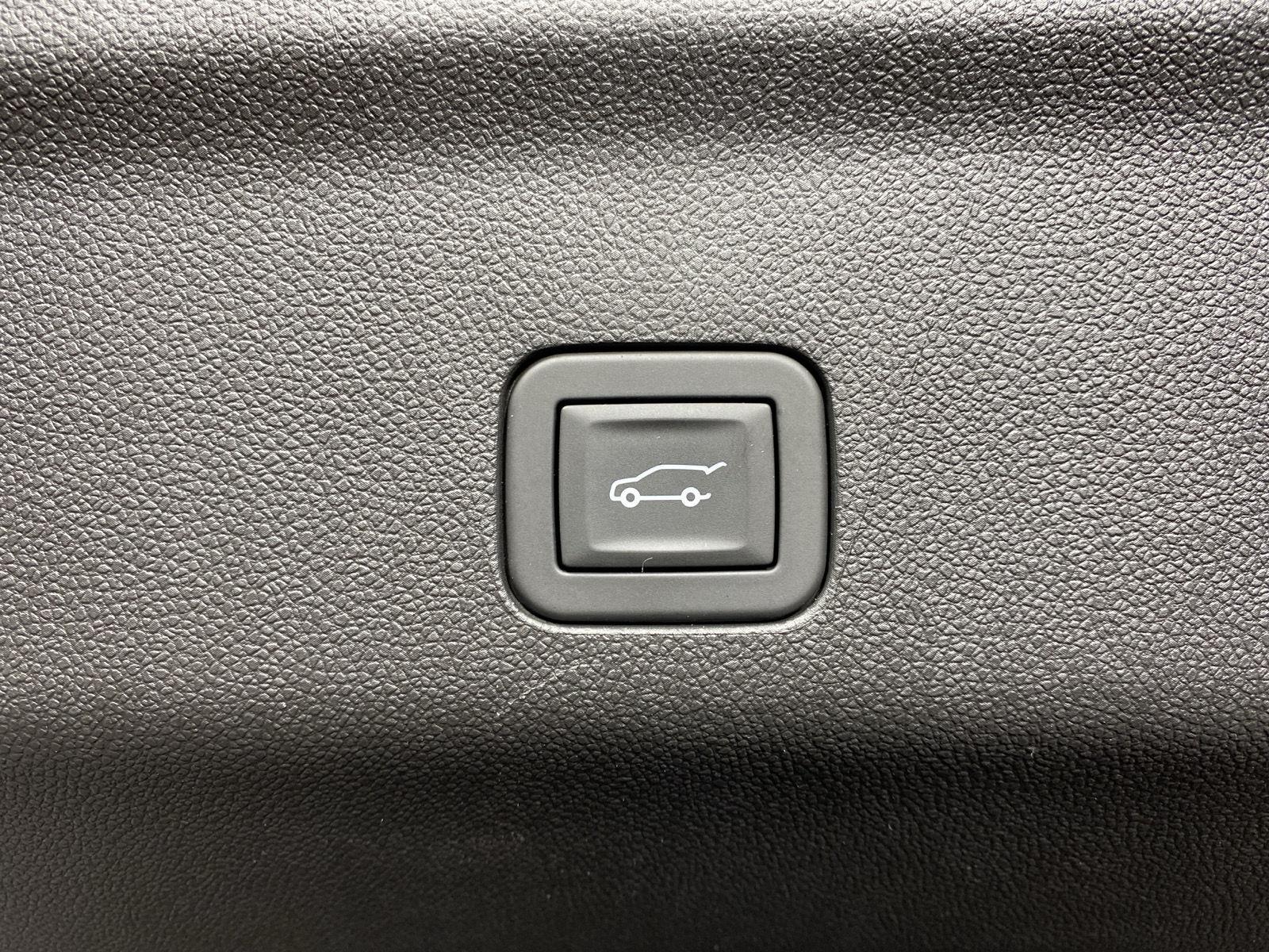 Used 2025 Summit White GMC Elevation image 32