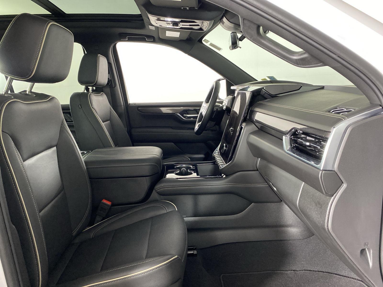 Used 2025 Summit White GMC Elevation image 33