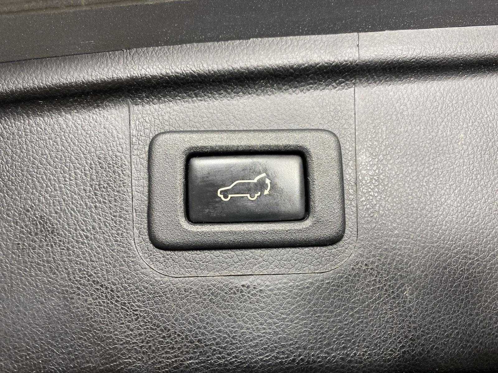 Used 2018 Ice Silver Metallic Subaru Limited image 30