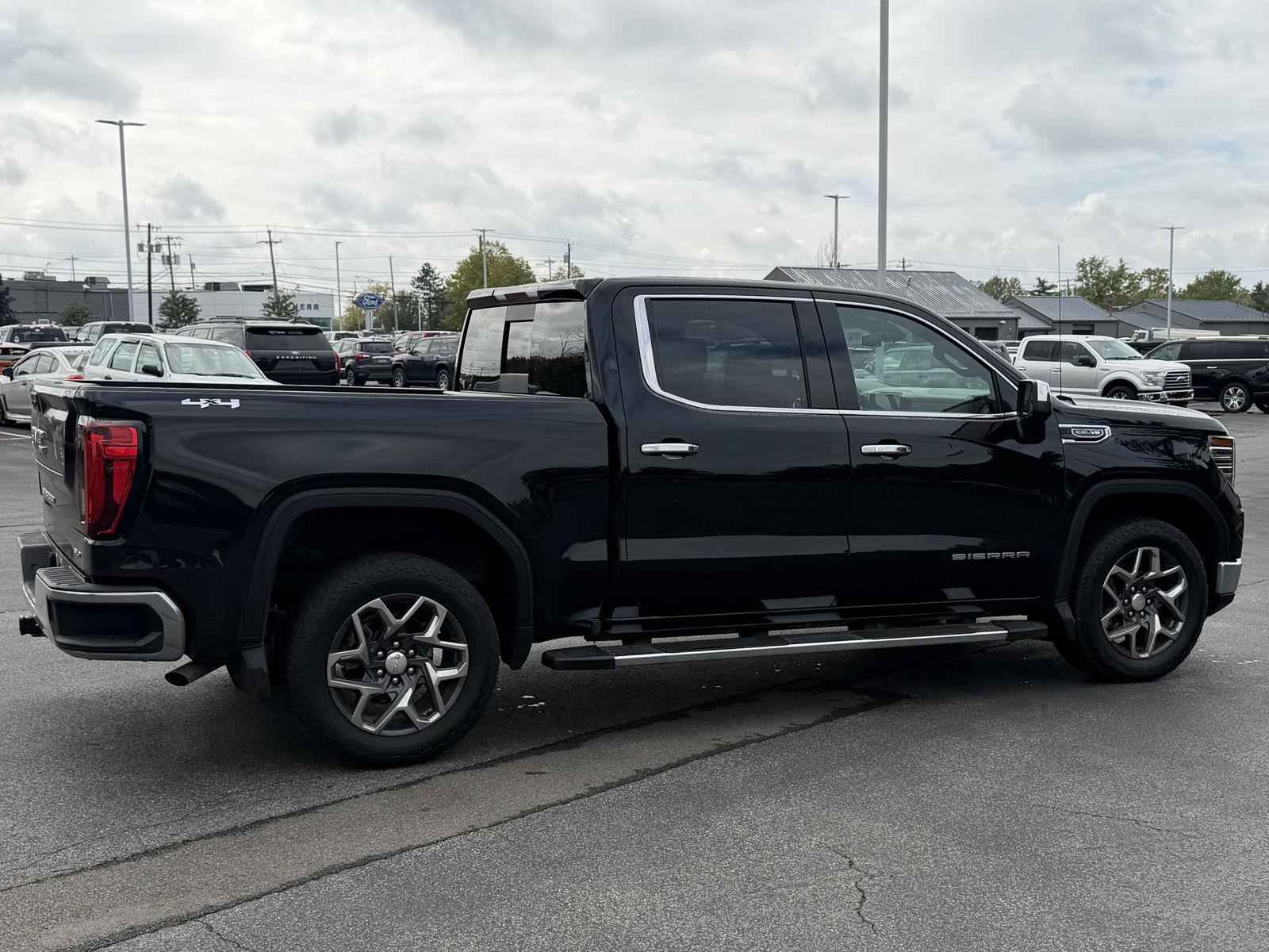 Used 2025 Onyx Black GMC SLT image 4