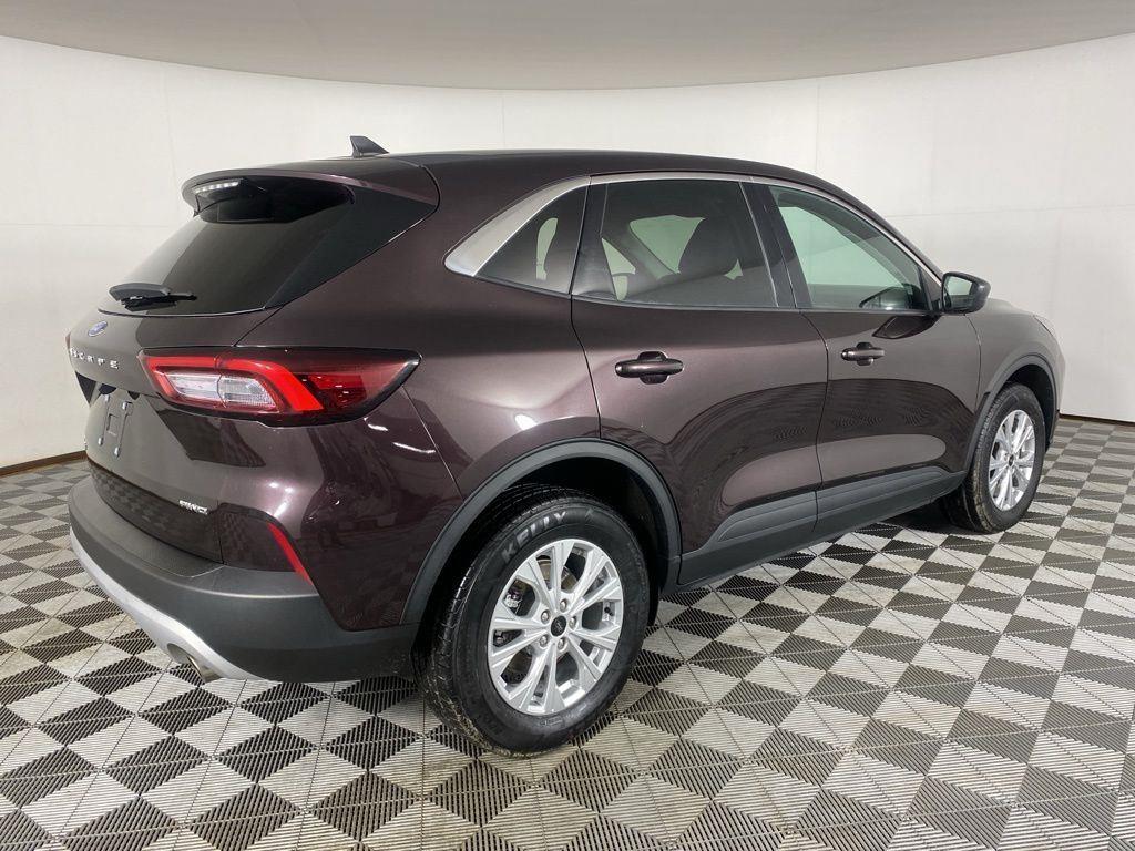 Used 2023 Cinnabar Red Ford Active image 9