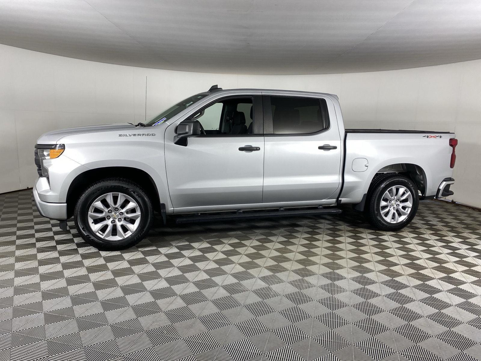 Used 2022 Silver Ice Metallic Chevrolet Custom image 4