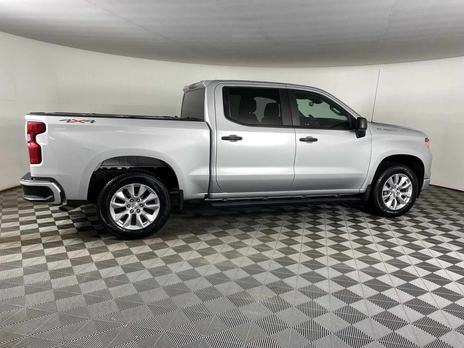 Used 2022 Silver Ice Metallic Chevrolet Custom image 8