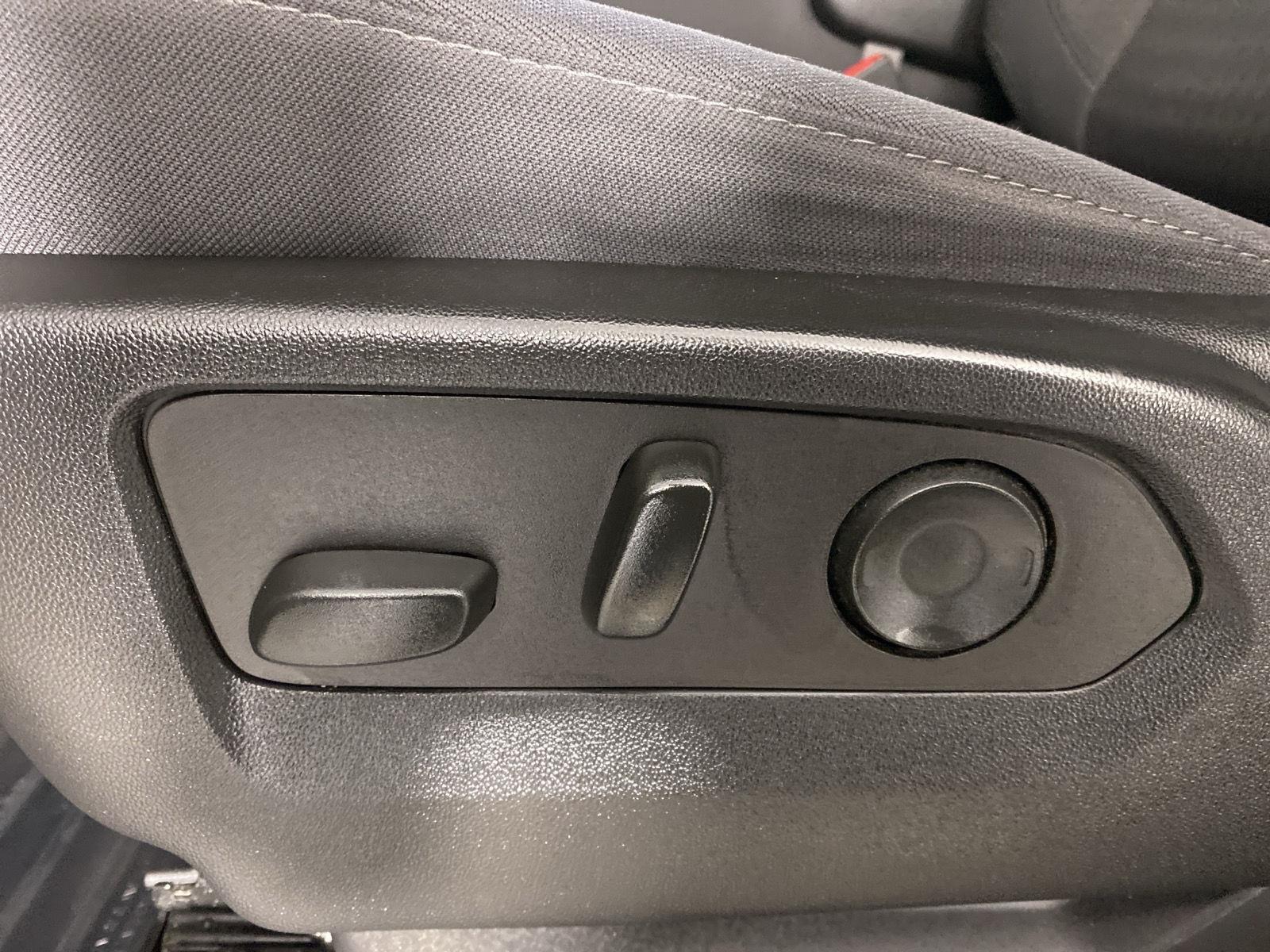 Used 2022 Silver Ice Metallic Chevrolet Custom image 11