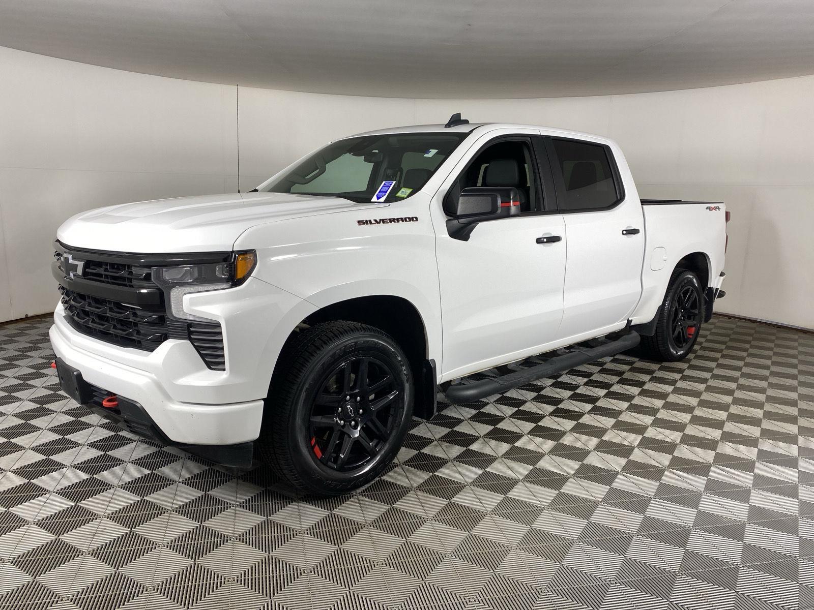 Used 2025 Summit White Chevrolet RST image 3