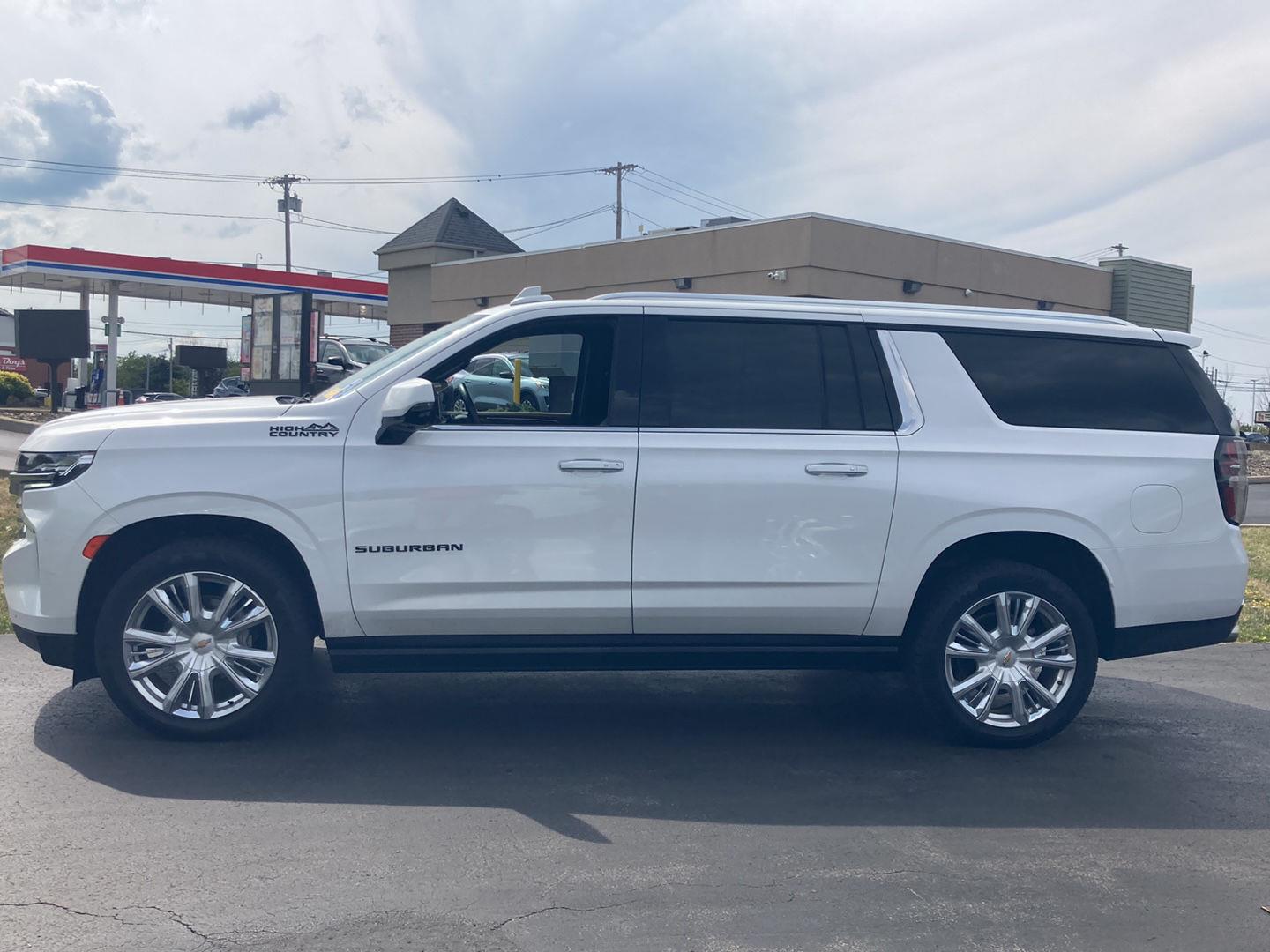 Used 2023 Iridescent Pearl Tricoat Chevrolet High Country image 4