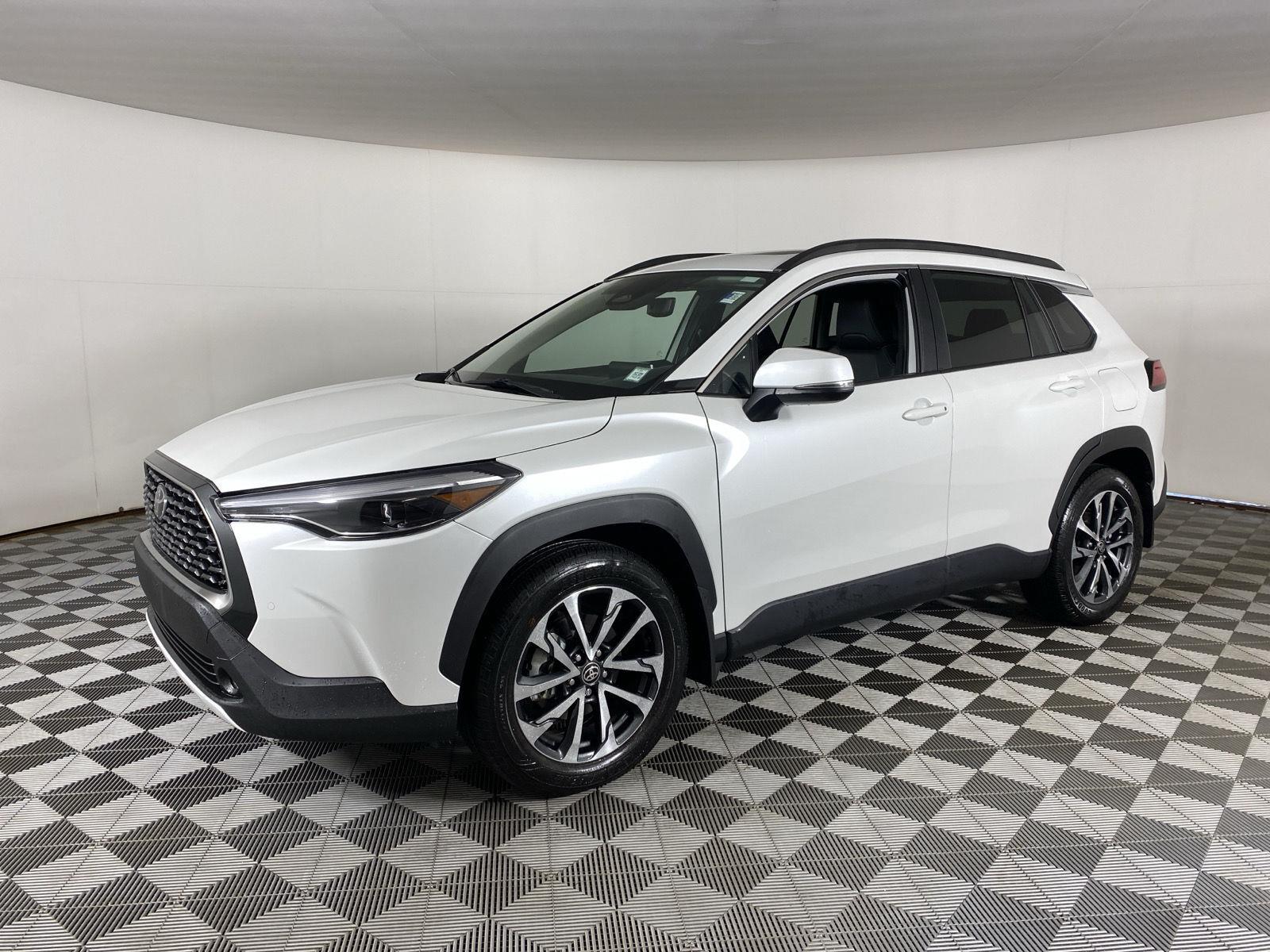 Used 2024 Wind Chill Pearl Toyota XLE image 3