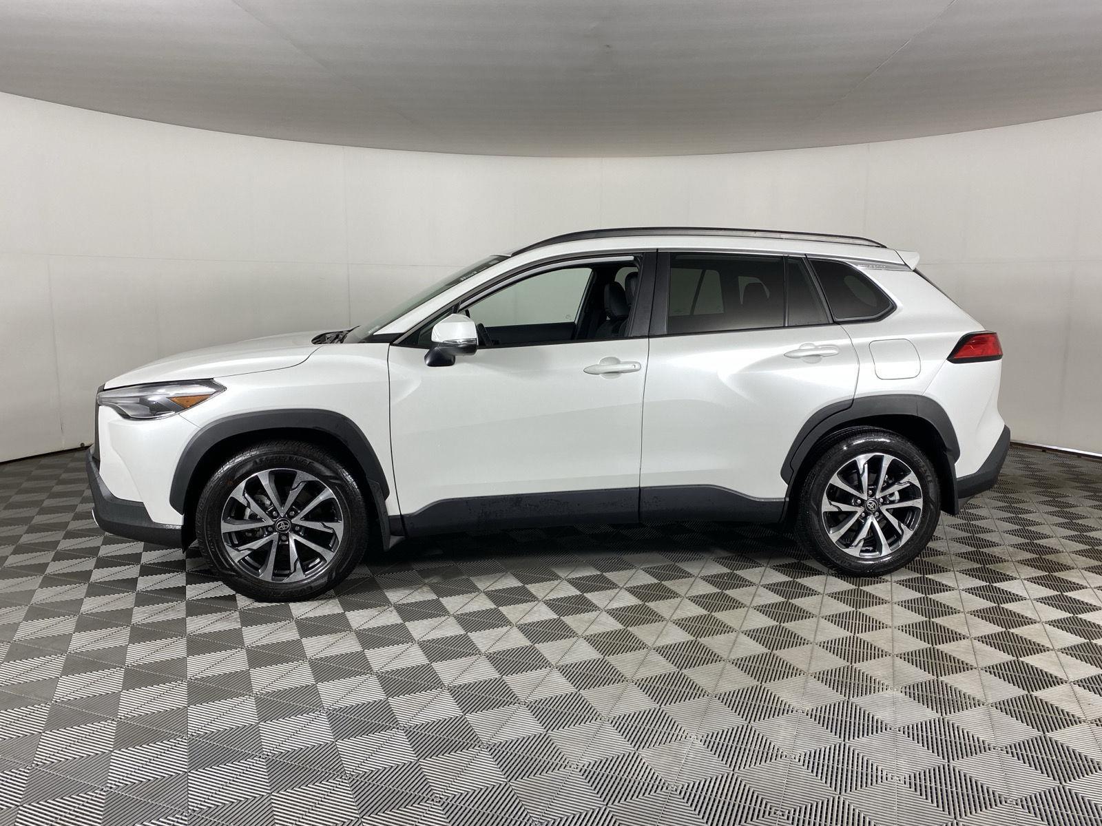 Used 2024 Wind Chill Pearl Toyota XLE image 4