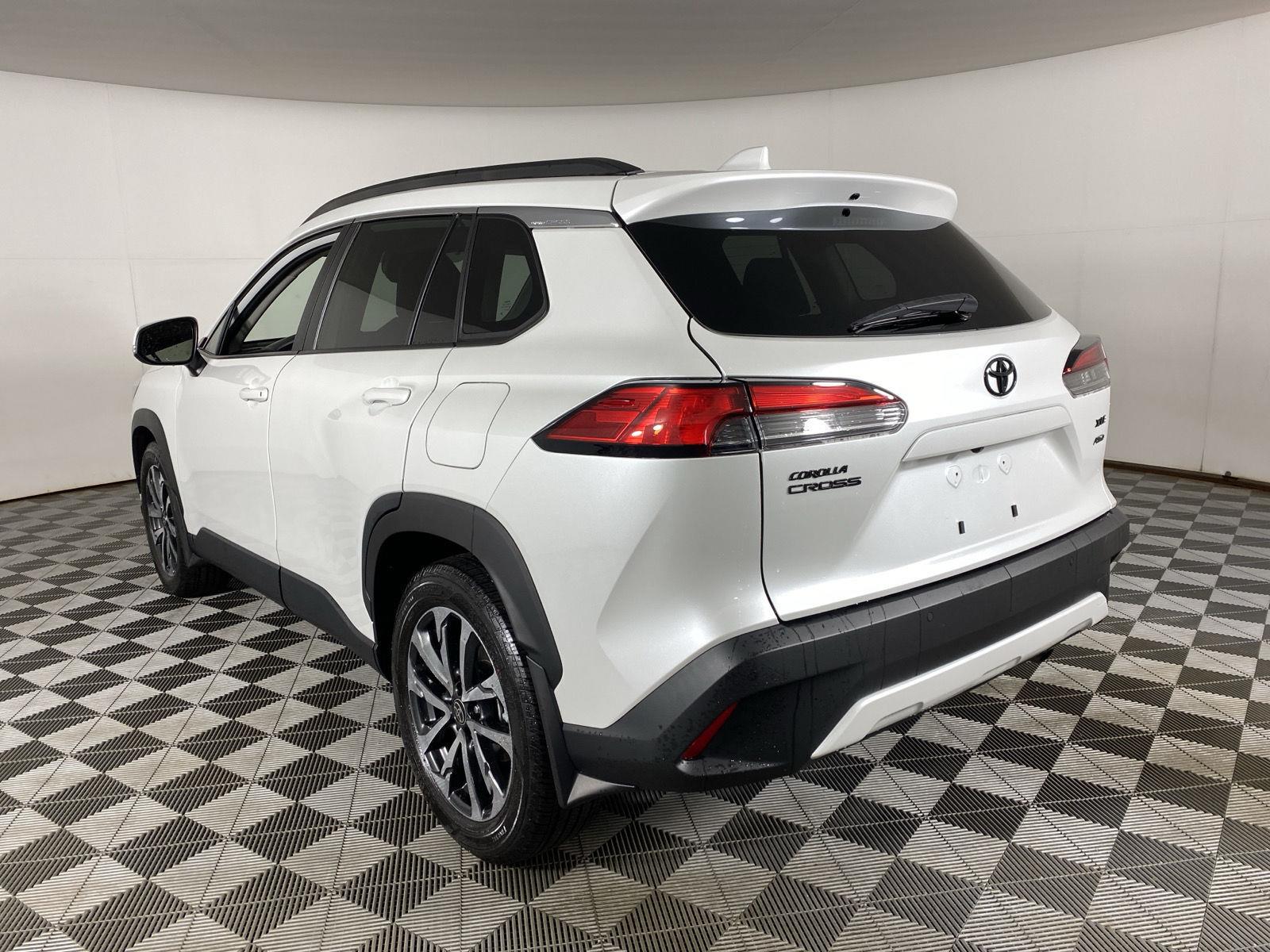 Used 2024 Wind Chill Pearl Toyota XLE image 5